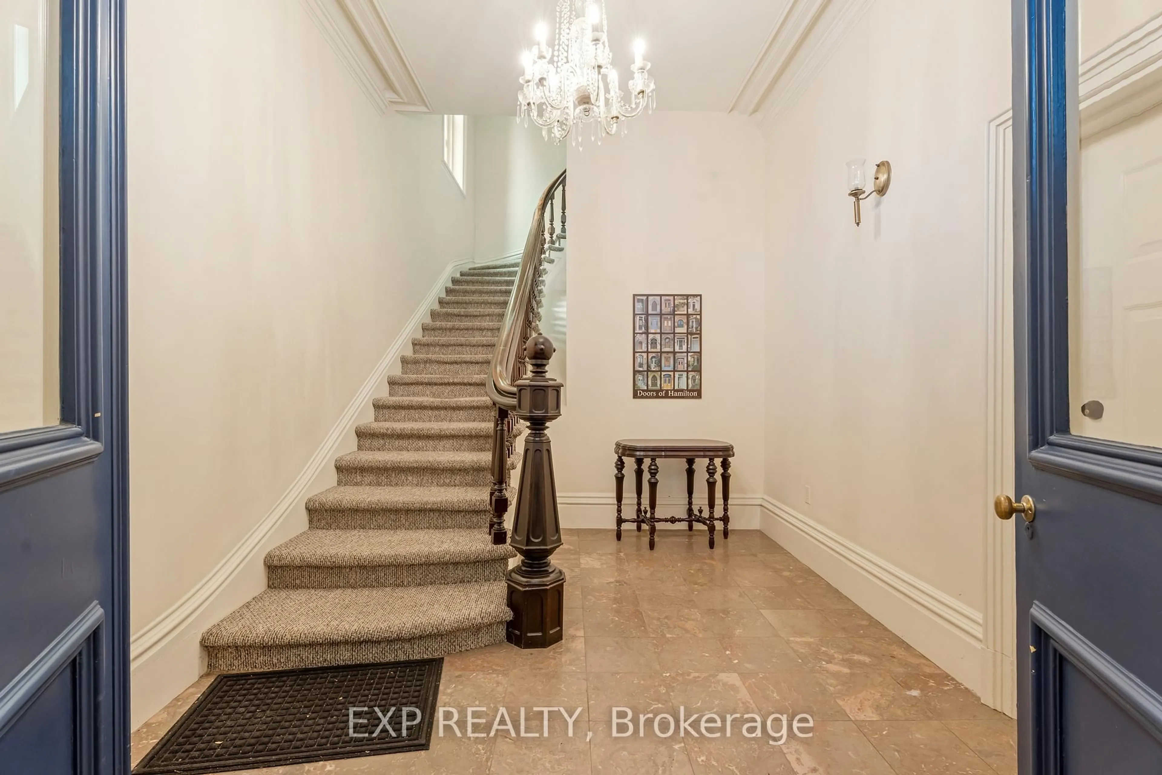 Indoor foyer for 46 Herkimer St #2, Hamilton Ontario L8P 2G4