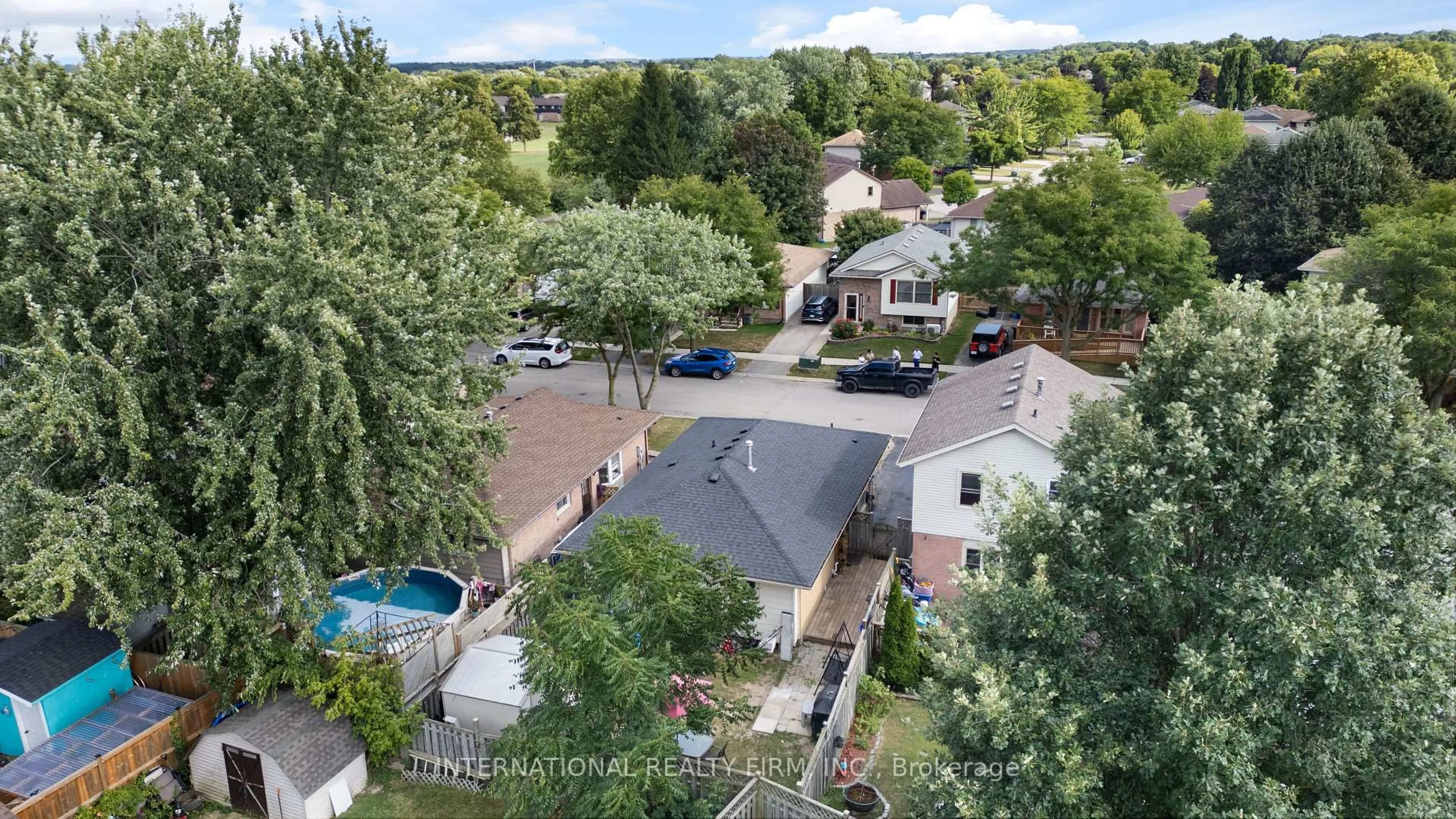 A pic from outside/outdoor area/front of a property/back of a property/a pic from drone, unknown for 47 Speight Cres, London East Ontario N5V 3W3
