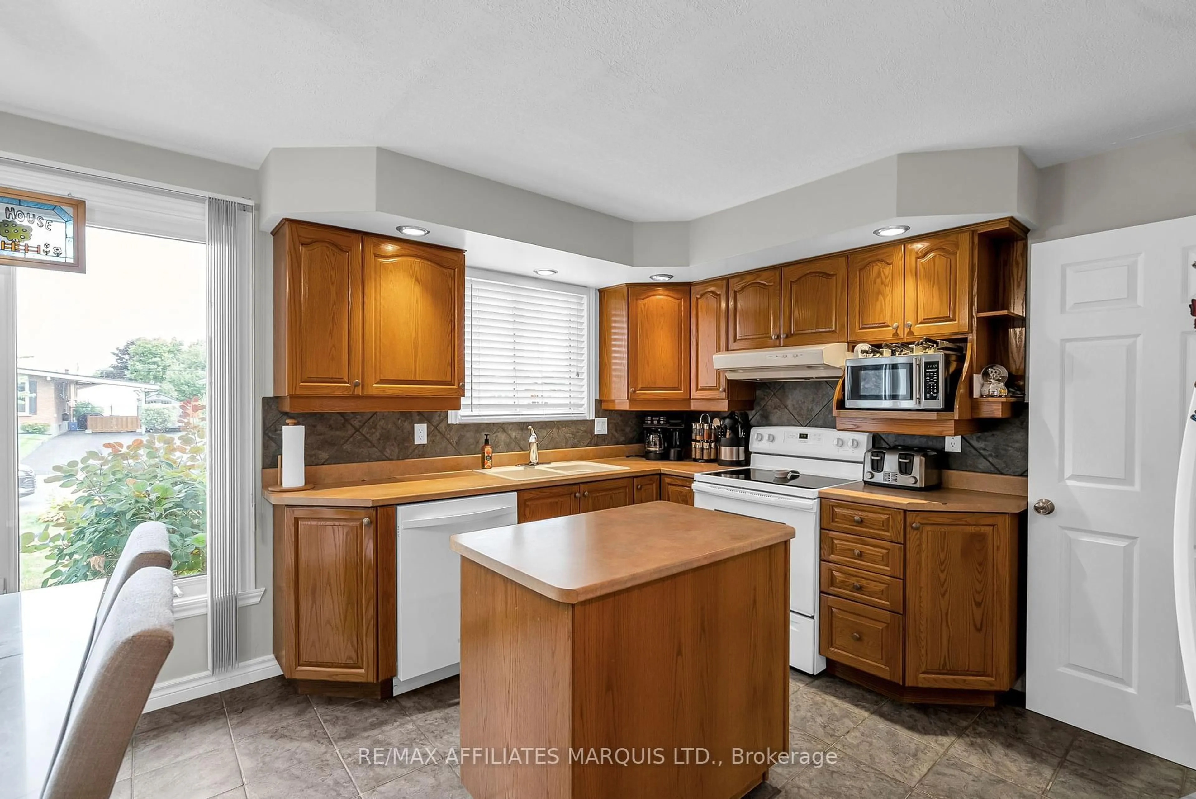 Standard kitchen, unknown for 417 Beach Ave, Cornwall Ontario K6H 5P3