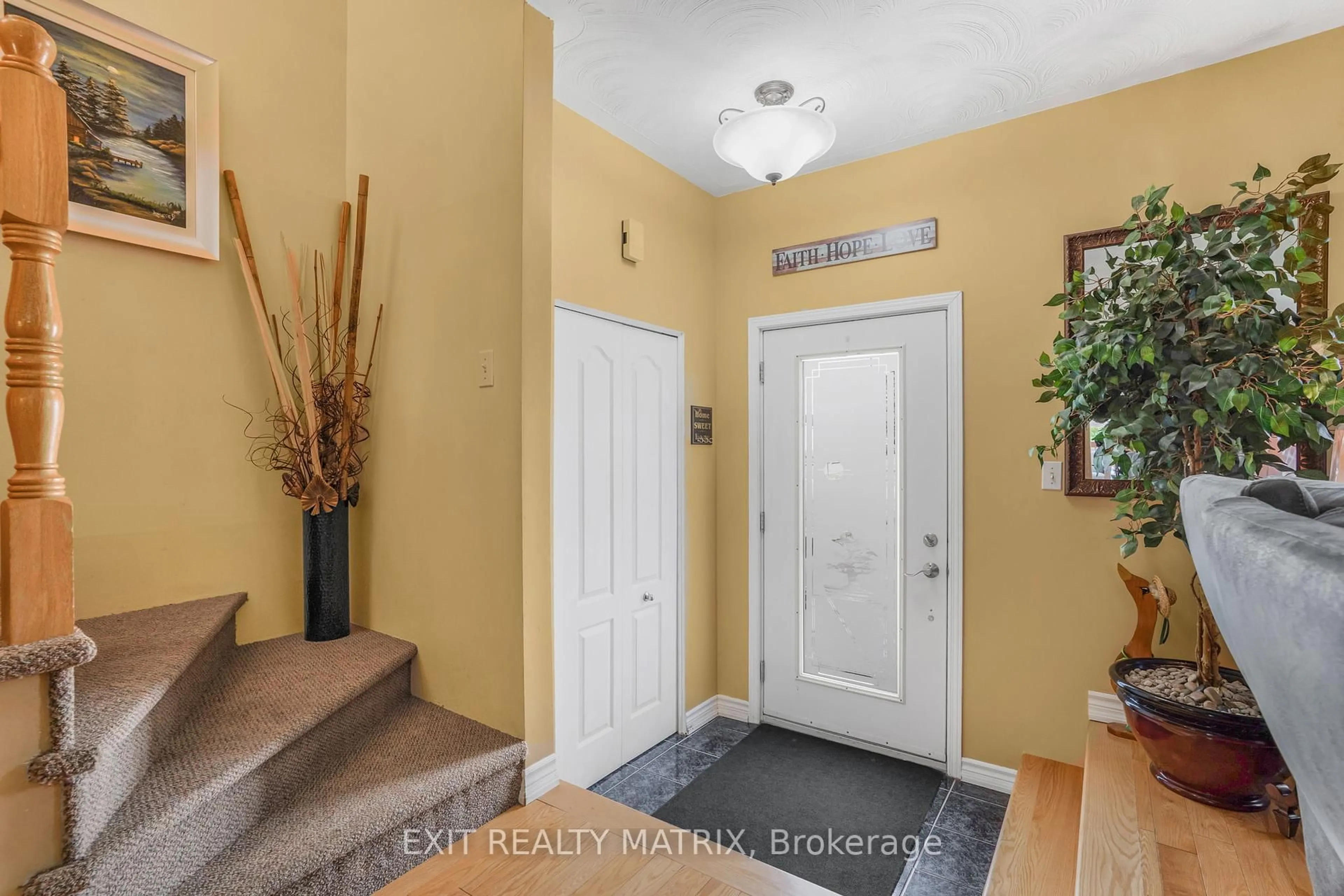 Indoor entryway for 399 Chartrand Ave, Hawkesbury Ontario K6A 3P5