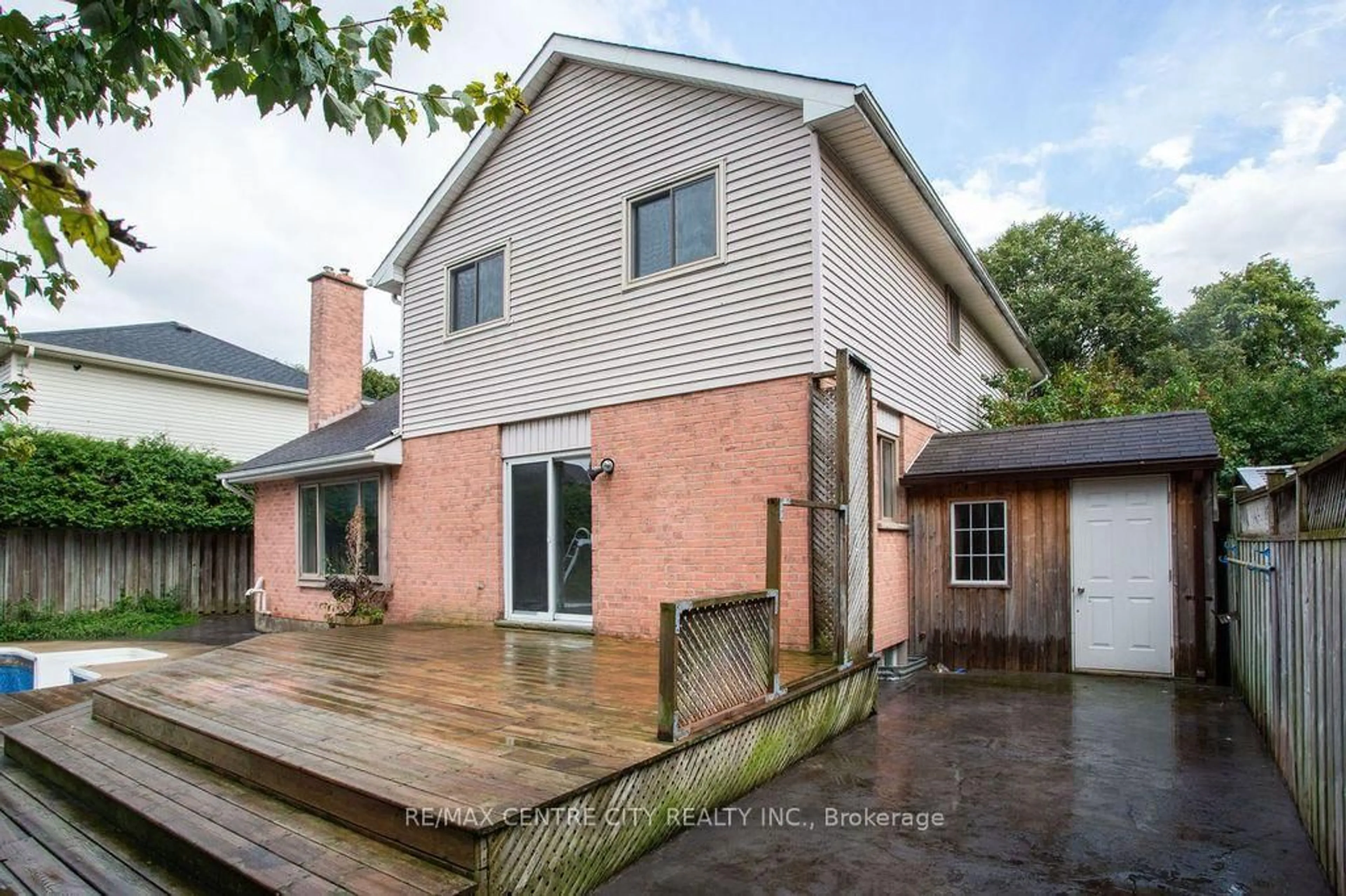 A pic from outside/outdoor area/front of a property/back of a property/a pic from drone, street for 31 Colonial Cres, London North Ontario N6H 4X2