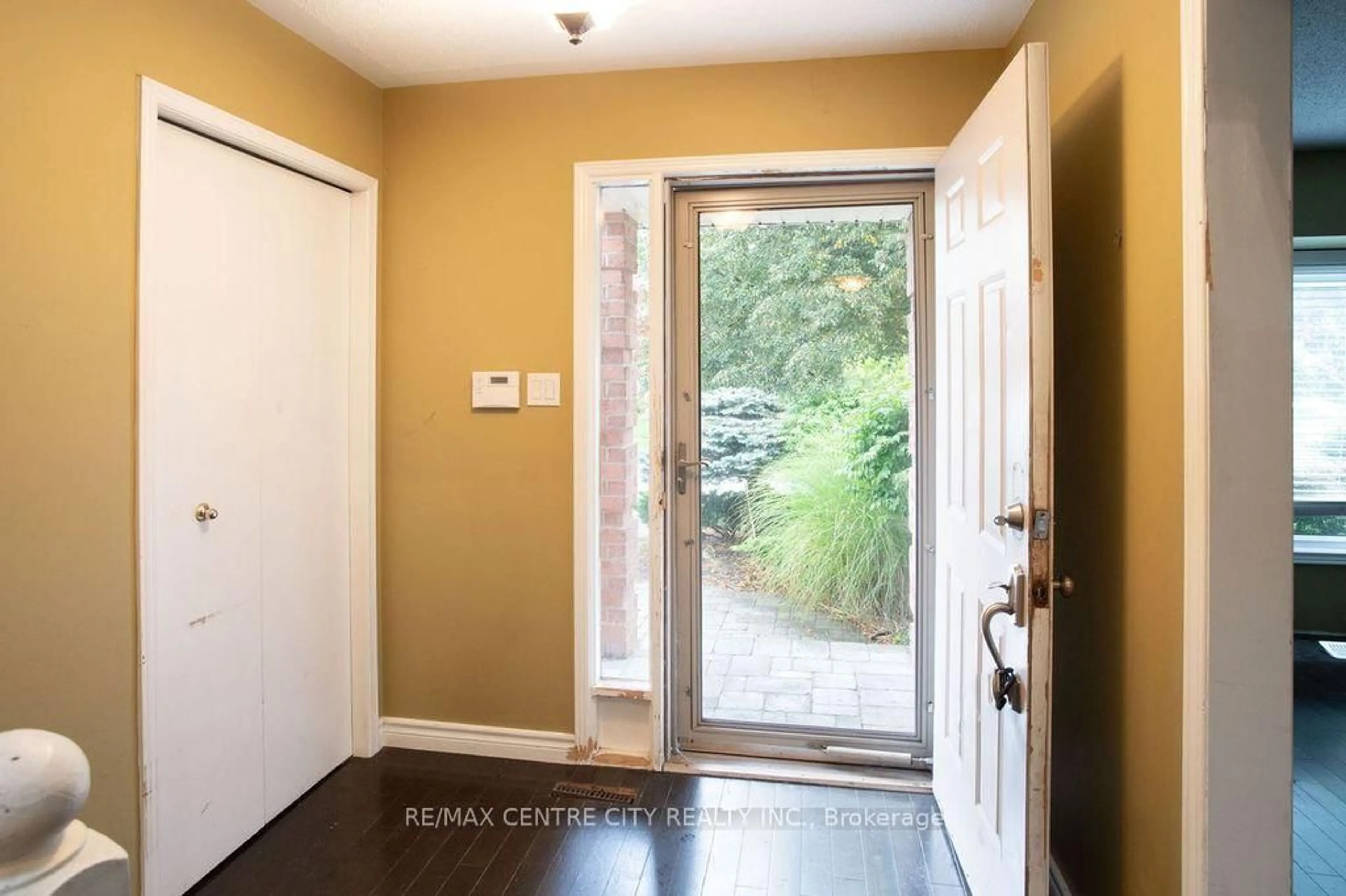 Indoor entryway for 31 Colonial Cres, London North Ontario N6H 4X2