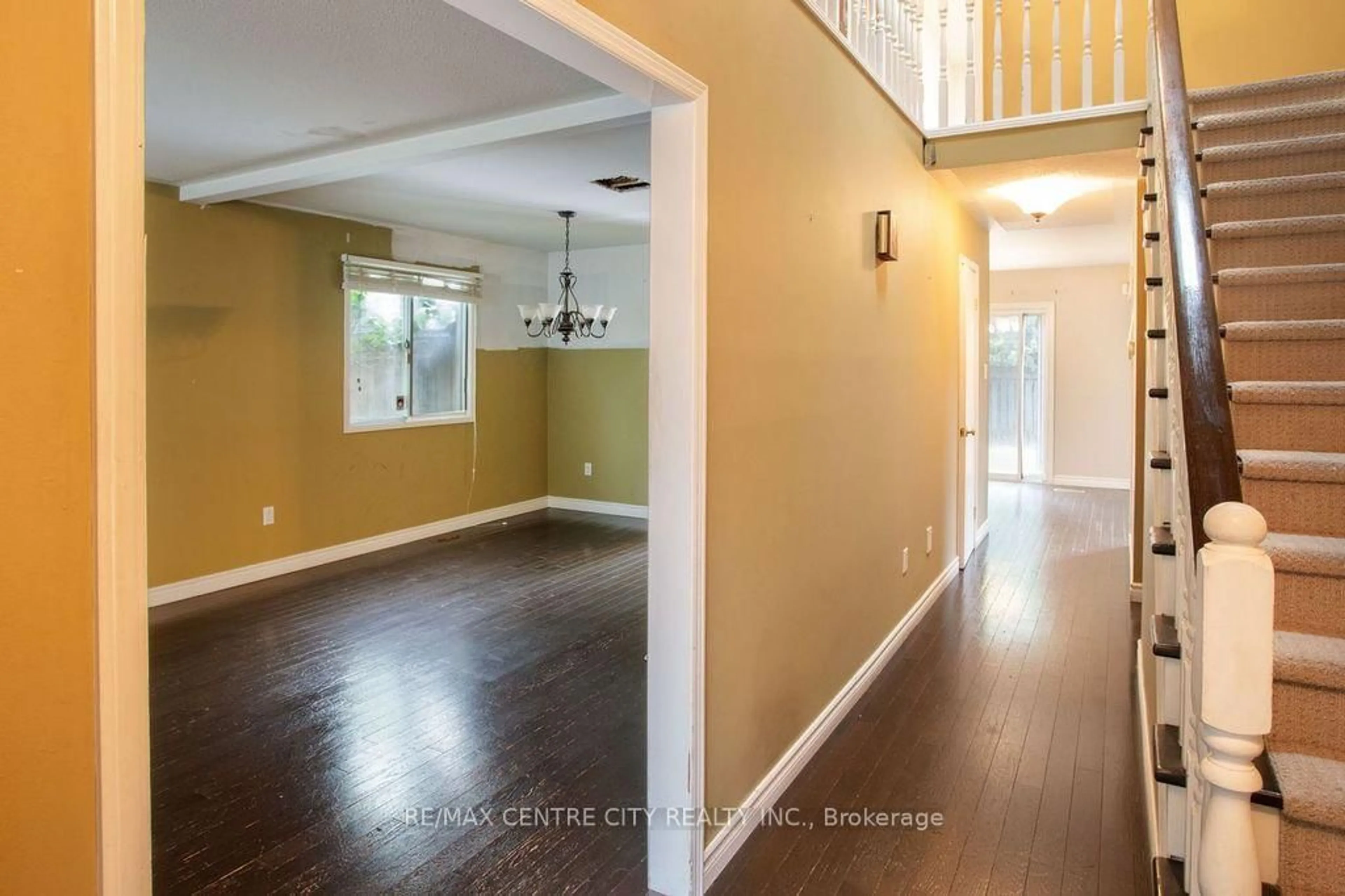 Unknown for 31 Colonial Cres, London North Ontario N6H 4X2