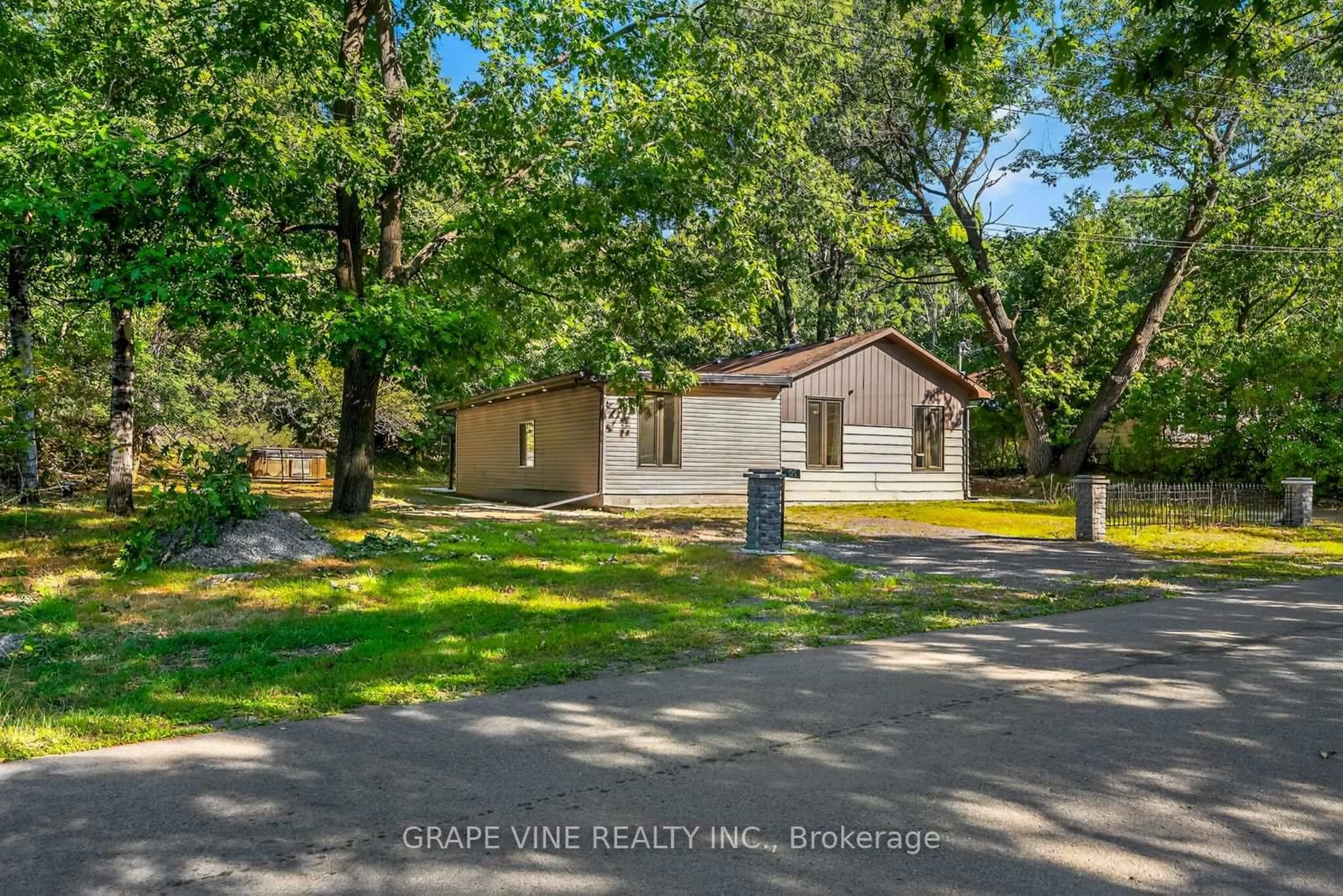 A pic from outside/outdoor area/front of a property/back of a property/a pic from drone, unknown for 125 Hunter Cres, Ottawa Ontario K0A 3M0