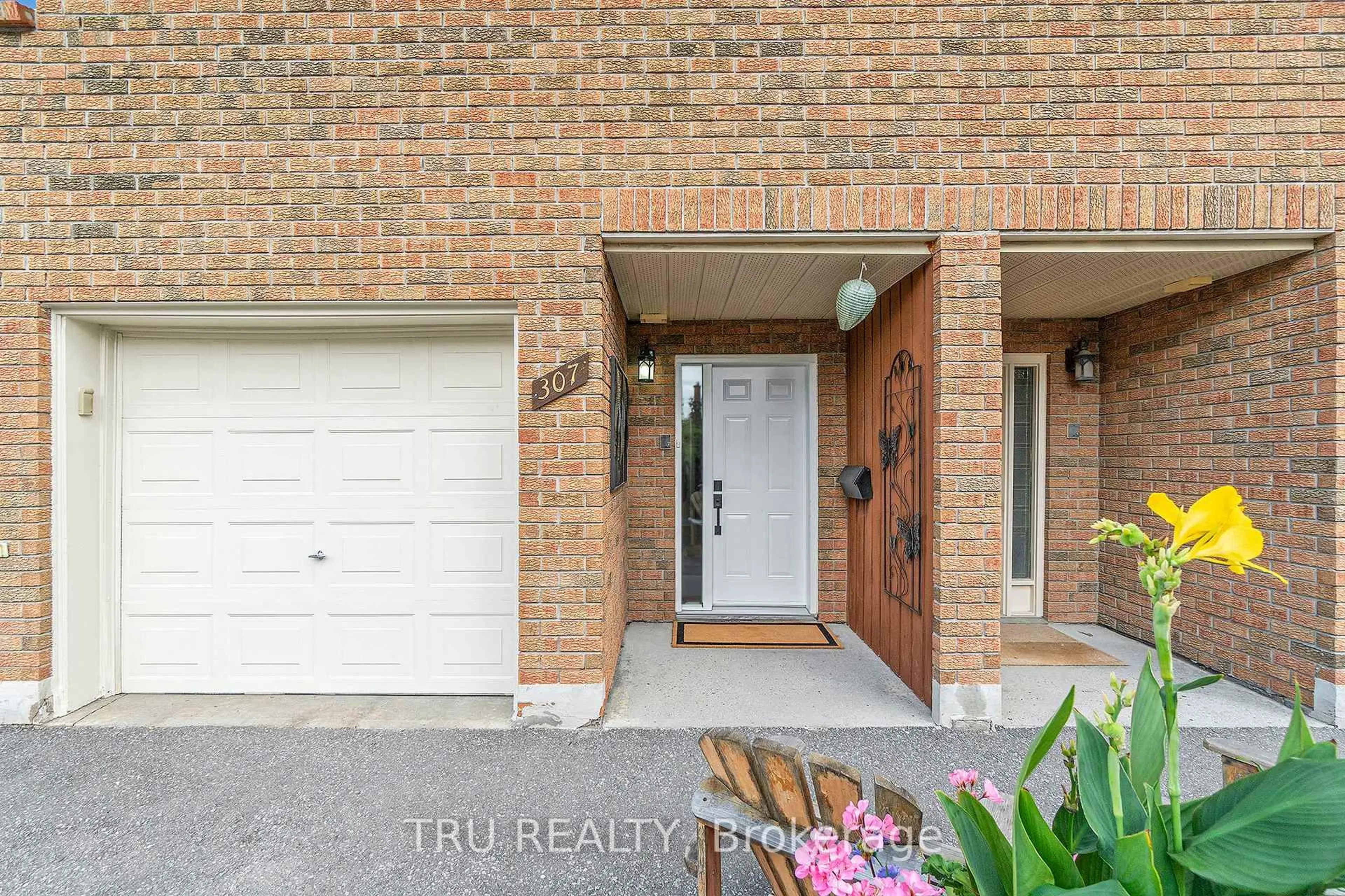 Indoor entryway for 307 Stratas Crt, Ottawa Ontario K2L 3K5