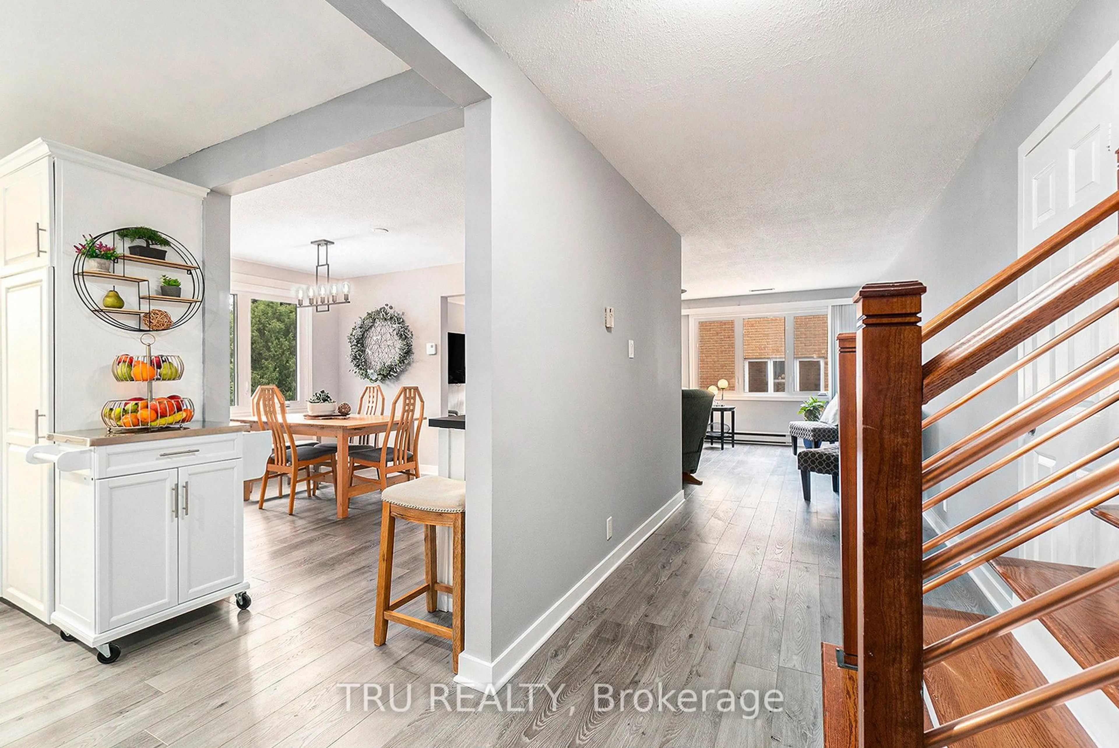Indoor entryway for 307 Stratas Crt, Ottawa Ontario K2L 3K5