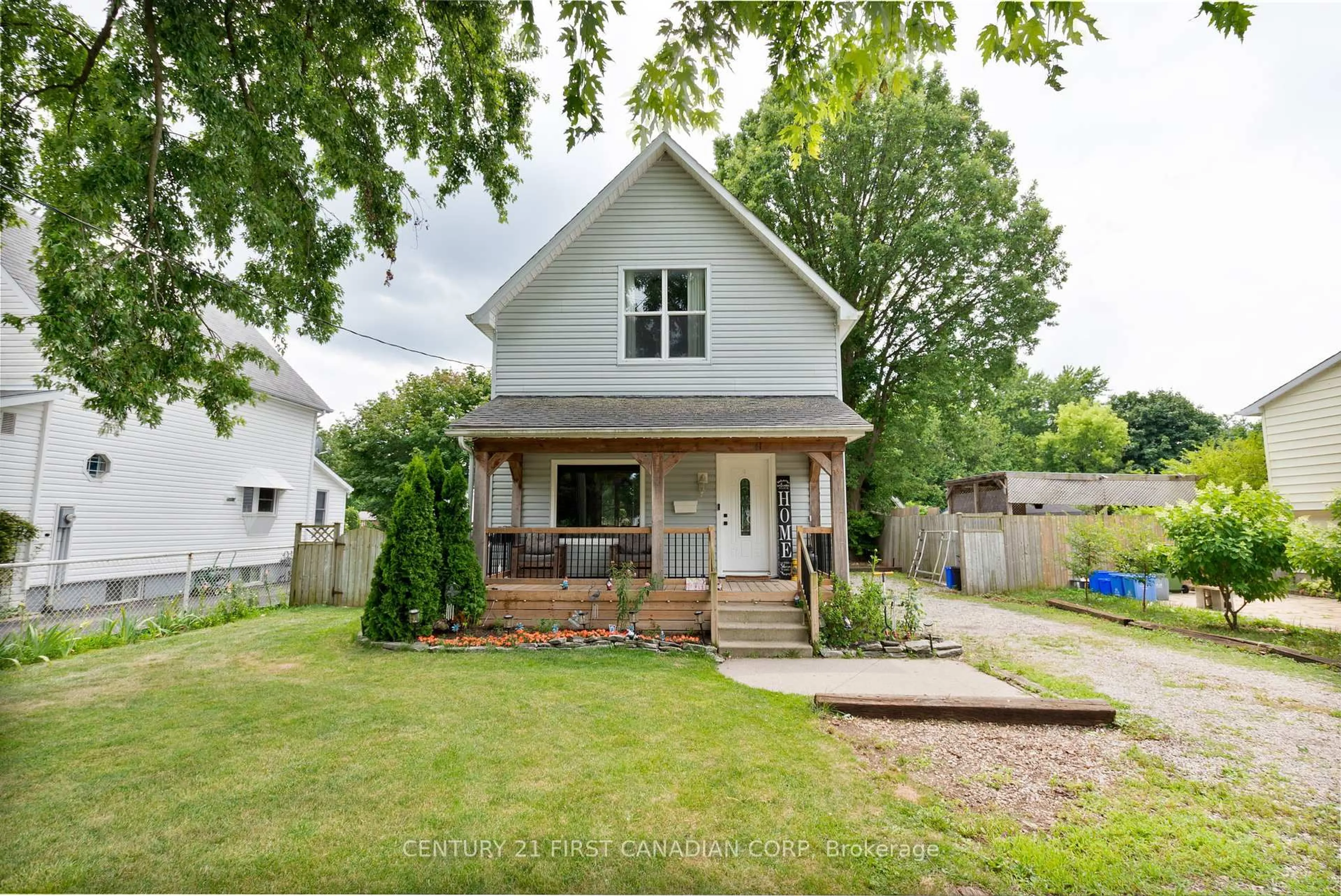 Home with vinyl exterior material, street for 41 South Edgeware Rd, St. Thomas Ontario N5P 2H5