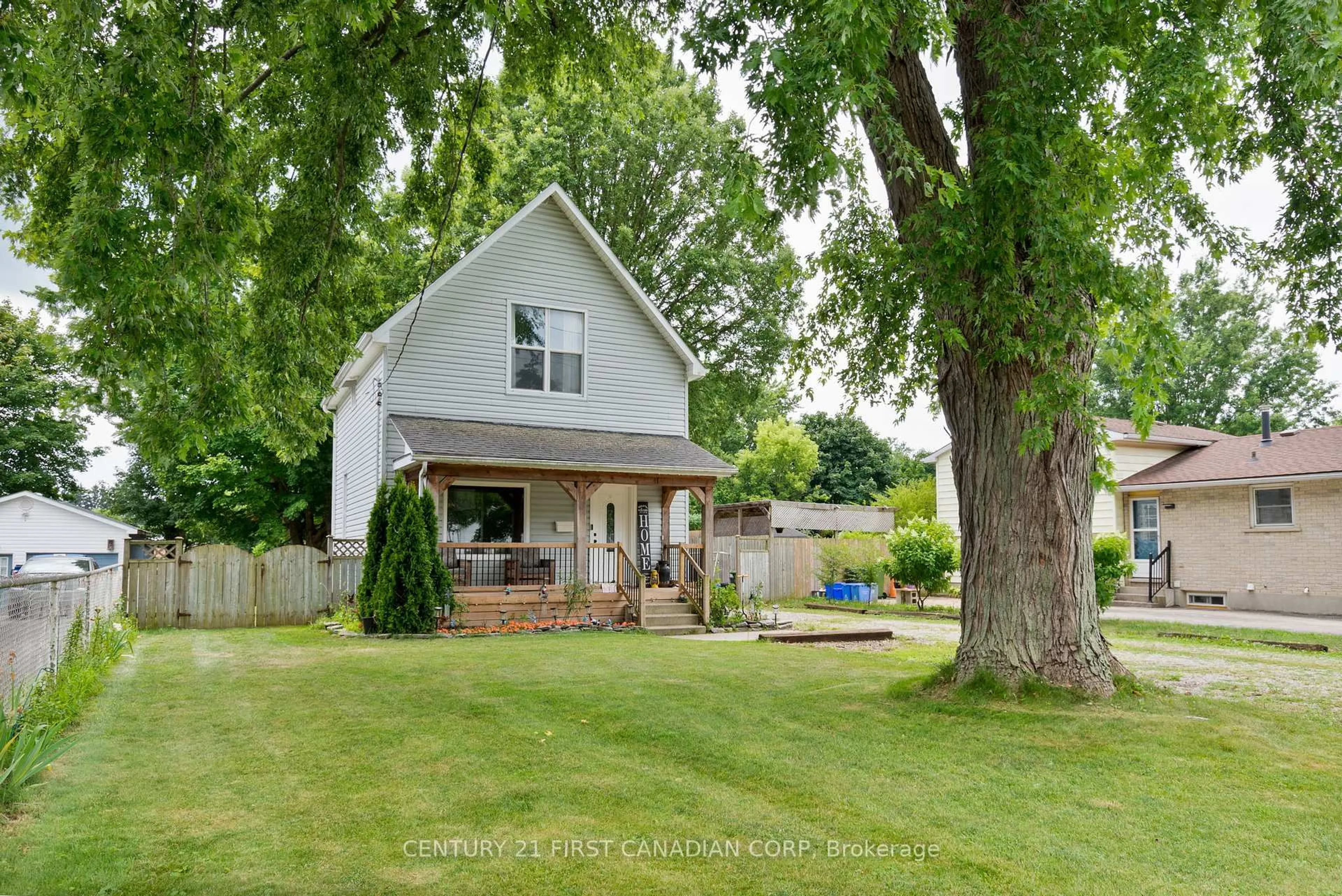 Home with vinyl exterior material, street for 41 South Edgeware Rd, St. Thomas Ontario N5P 2H5