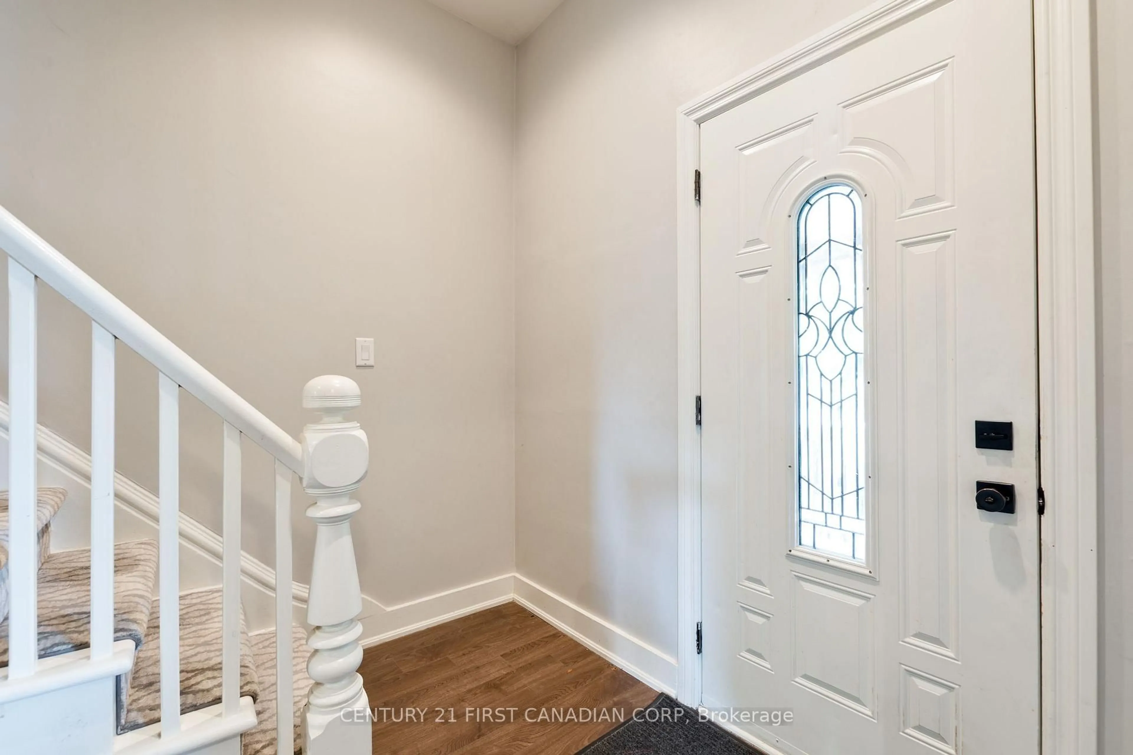 Indoor entryway for 41 South Edgeware Rd, St. Thomas Ontario N5P 2H5