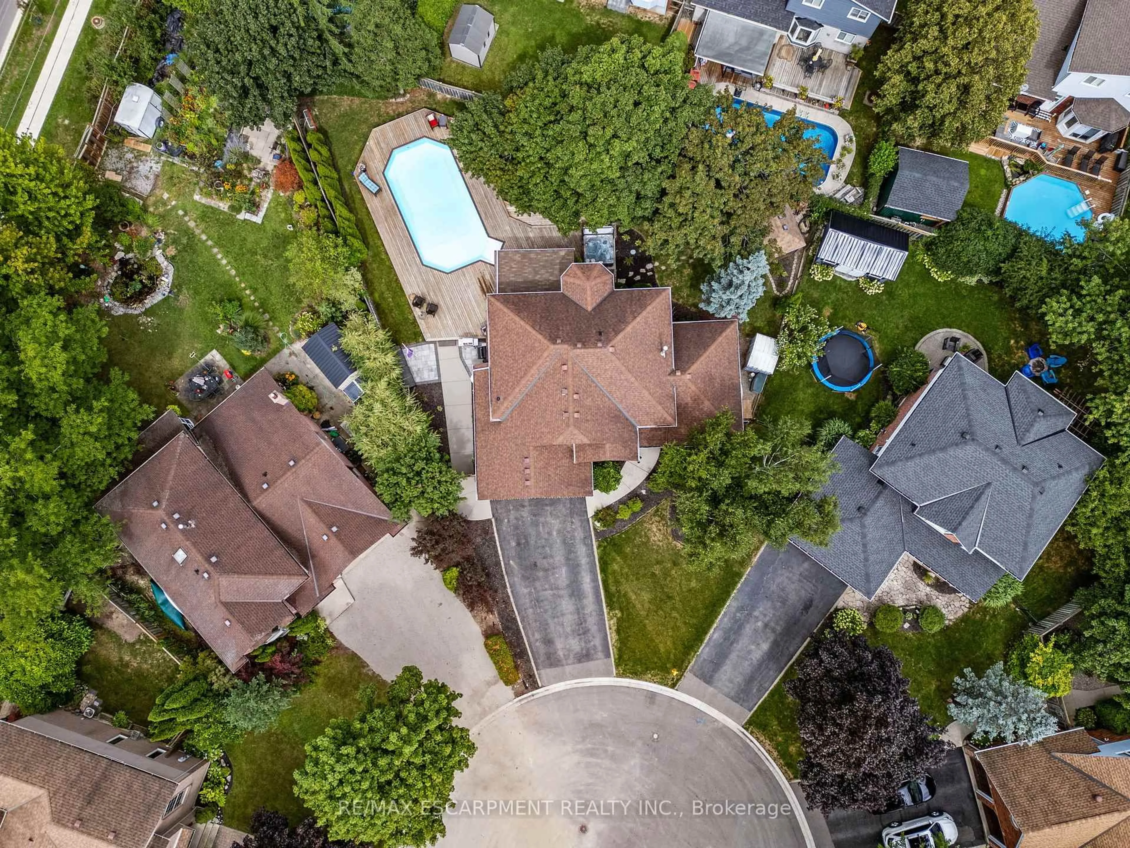 A pic from outside/outdoor area/front of a property/back of a property/a pic from drone, street for 17 Kintyre Crt, Haldimand Ontario N3W 1G8