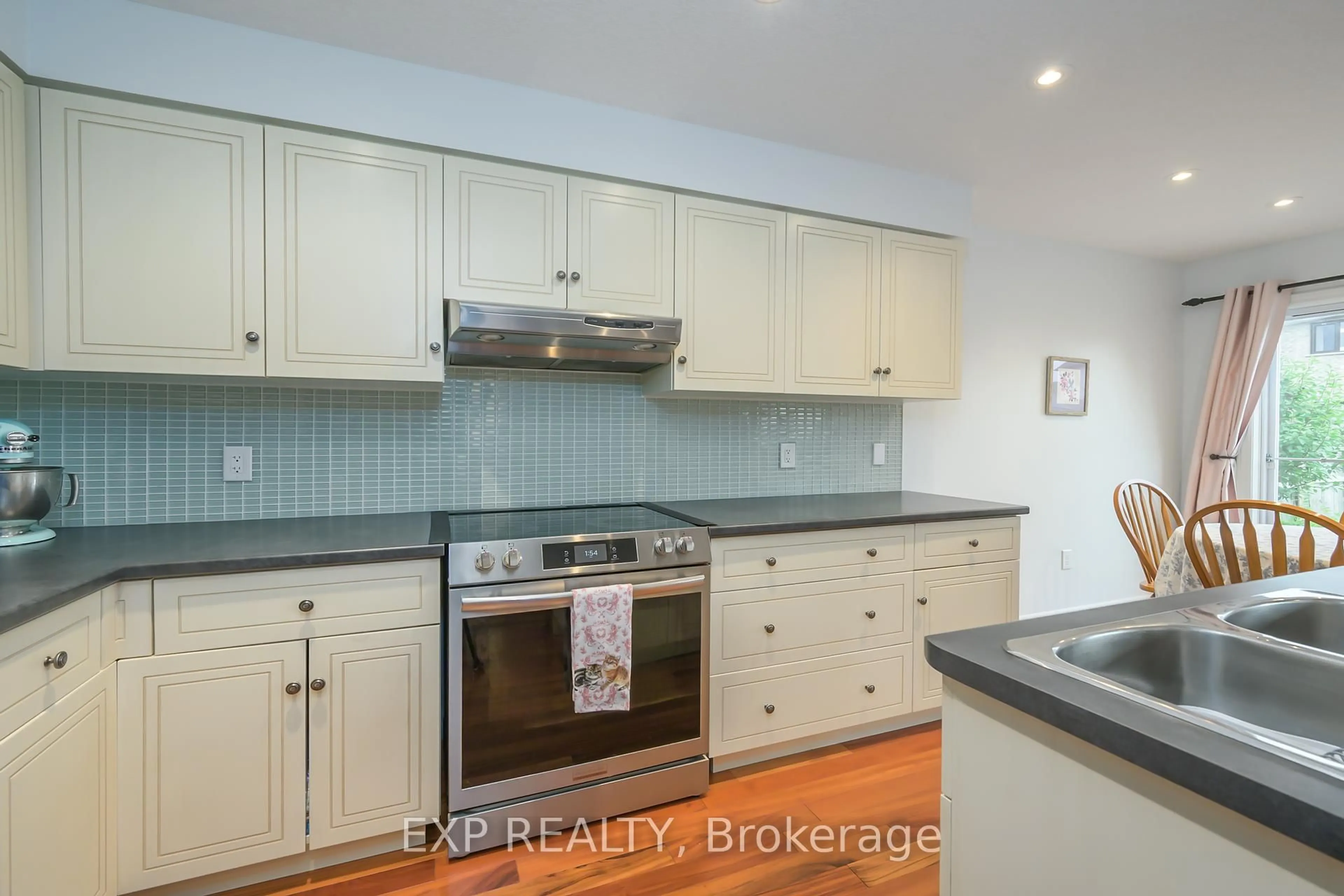 Standard kitchen, unknown for 1835 Reilly Walk, London North Ontario N5X 0H8