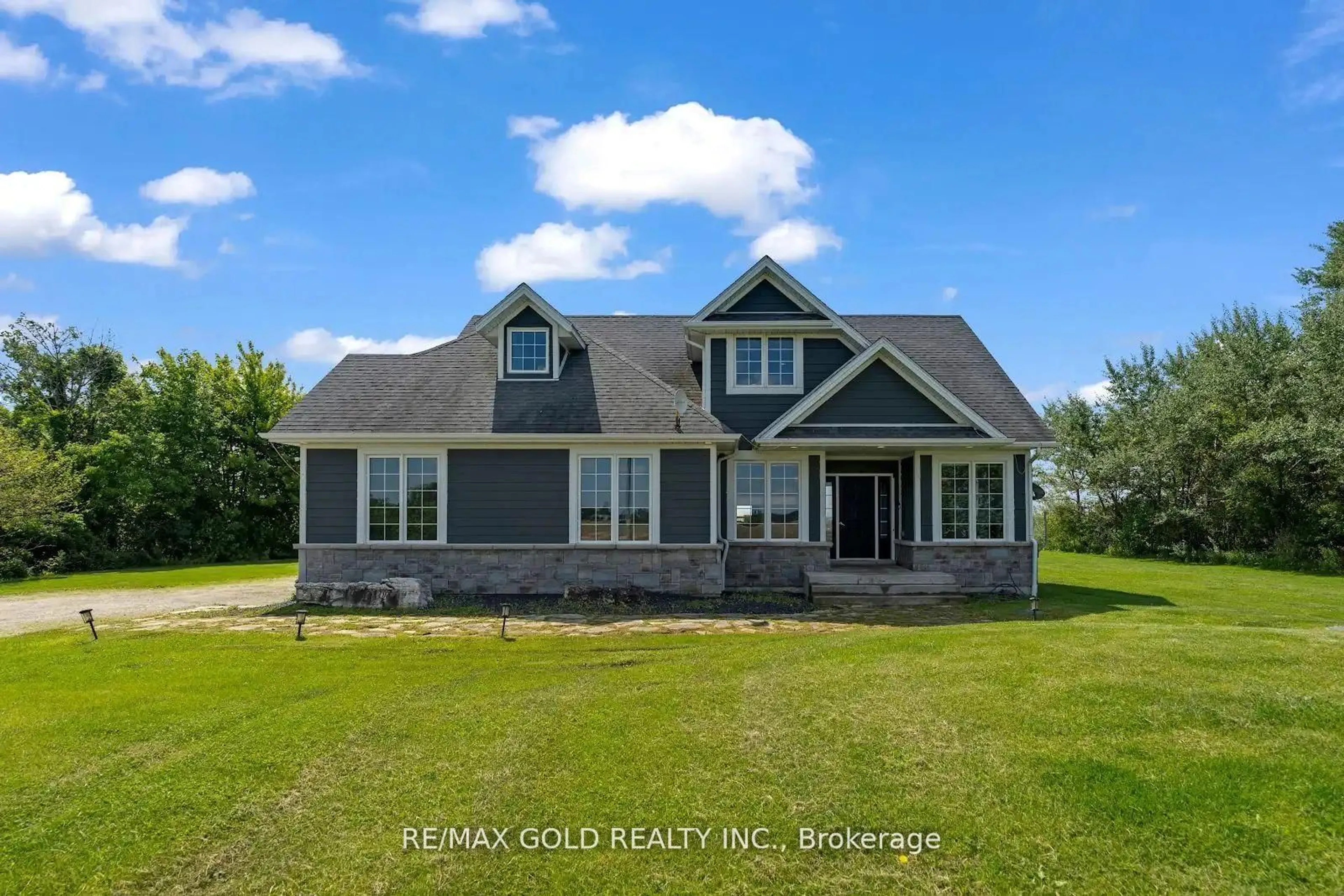 Home with vinyl exterior material, building for 1932 Ocean Blvd, Chatham-Kent Ontario N0P 2P0