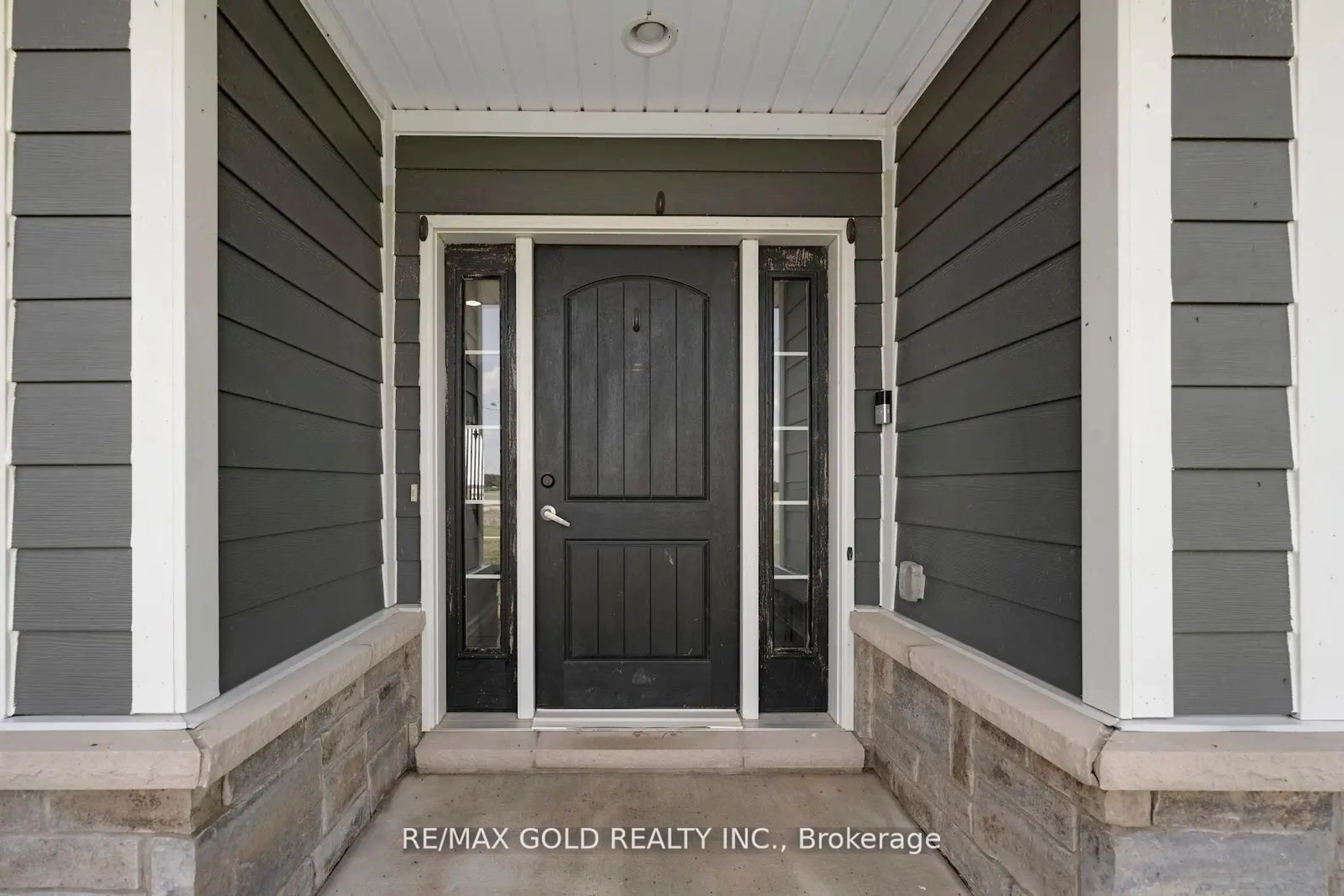 Indoor entryway for 1932 Ocean Blvd, Chatham-Kent Ontario N0P 2P0