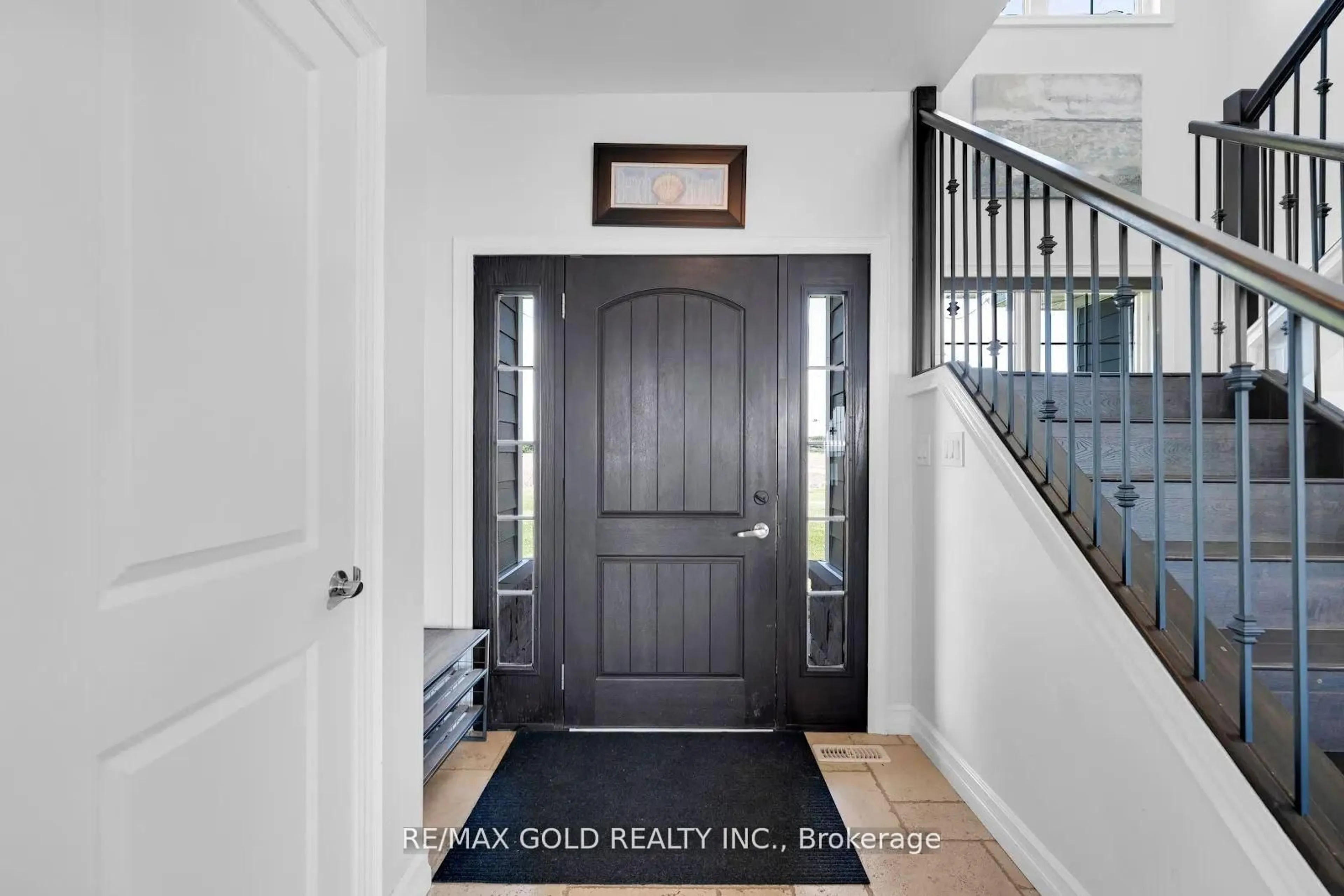 Indoor entryway for 1932 Ocean Blvd, Chatham-Kent Ontario N0P 2P0