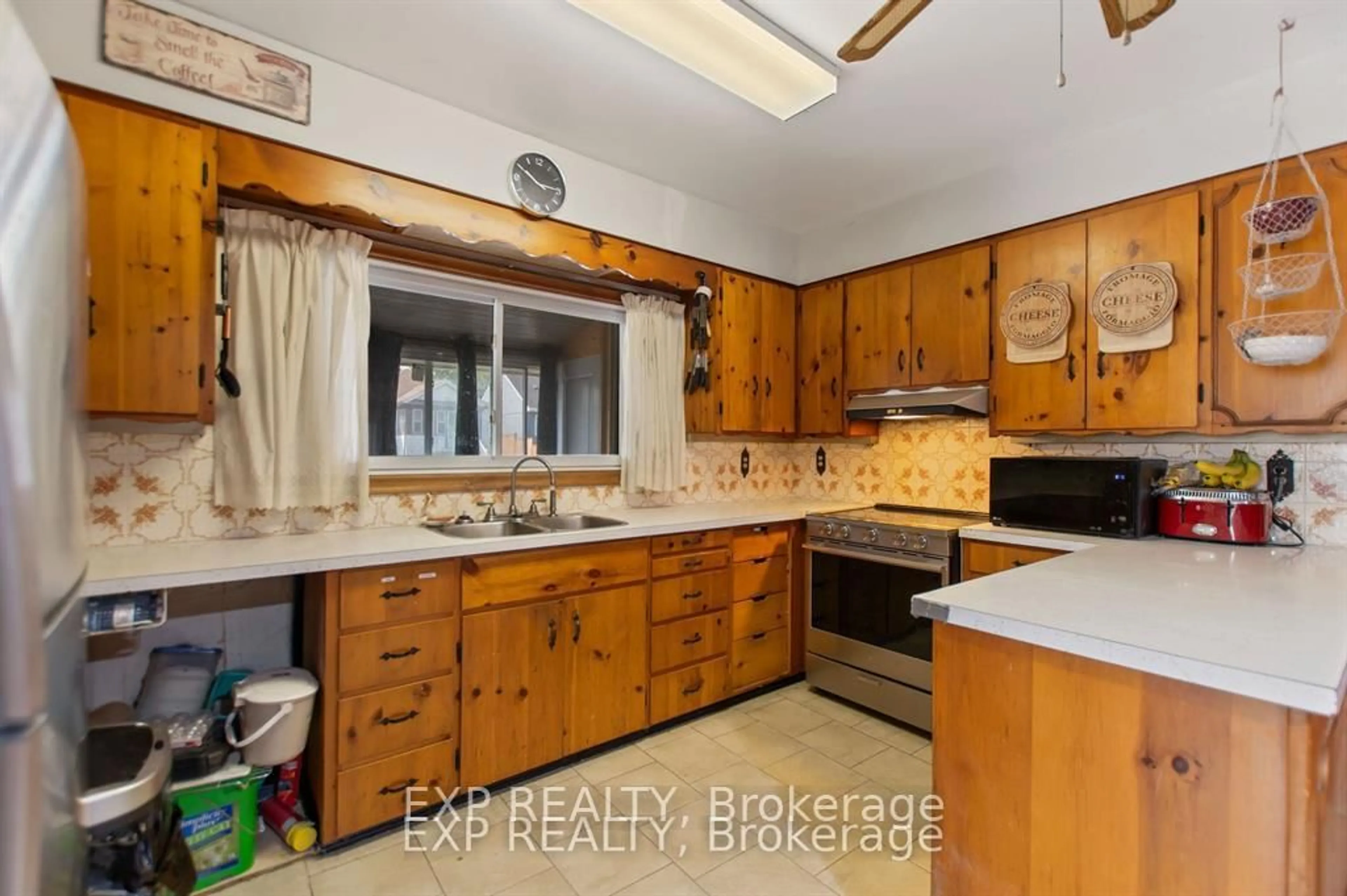 Standard kitchen, ceramic/tile floor for 21 Lincoln Ave, St. Catharines Ontario L2P 2C7