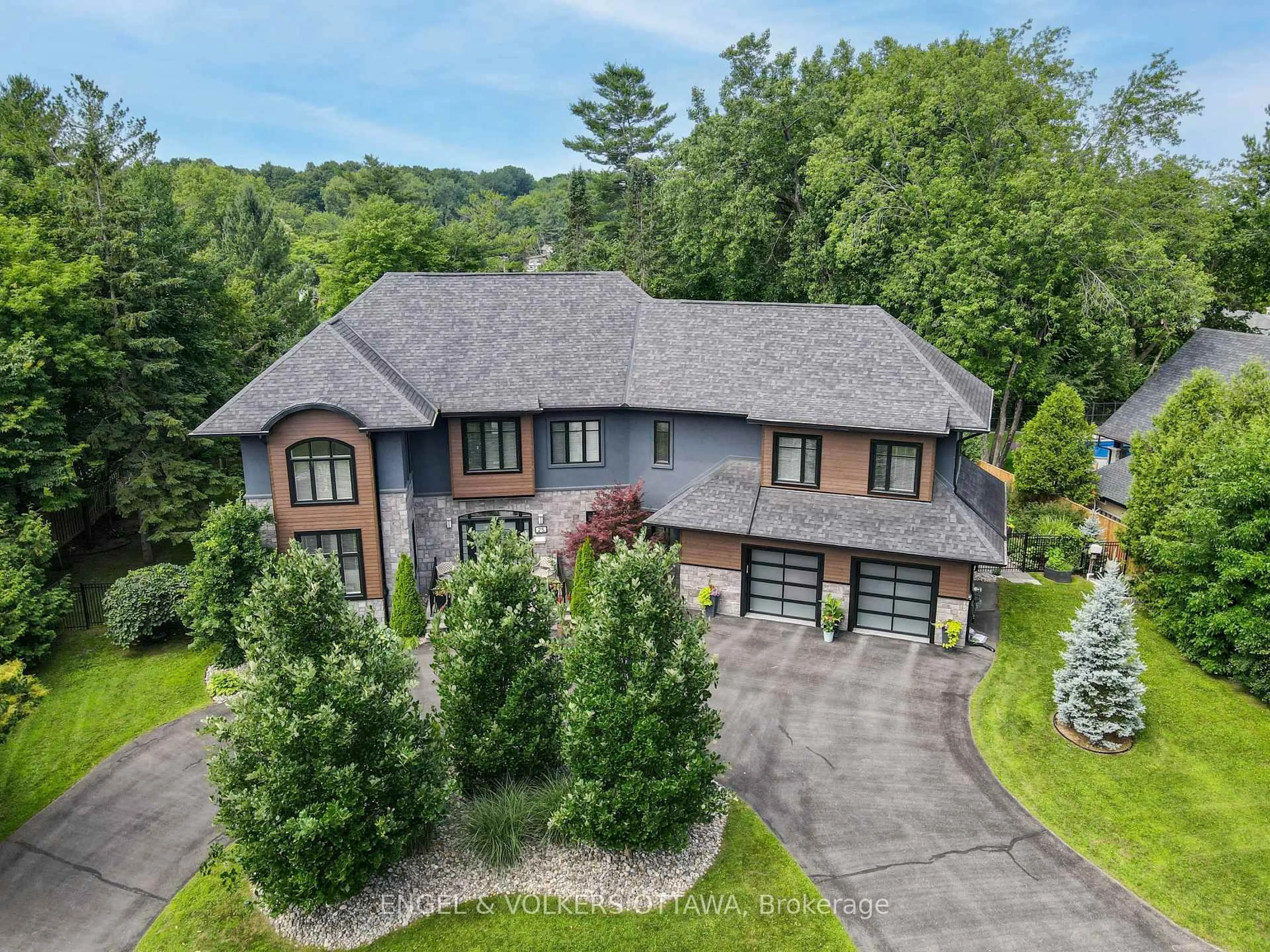 A pic from outside/outdoor area/front of a property/back of a property/a pic from drone, unknown for 25 Kaymar Dr, Ottawa Ontario K1J 7C8
