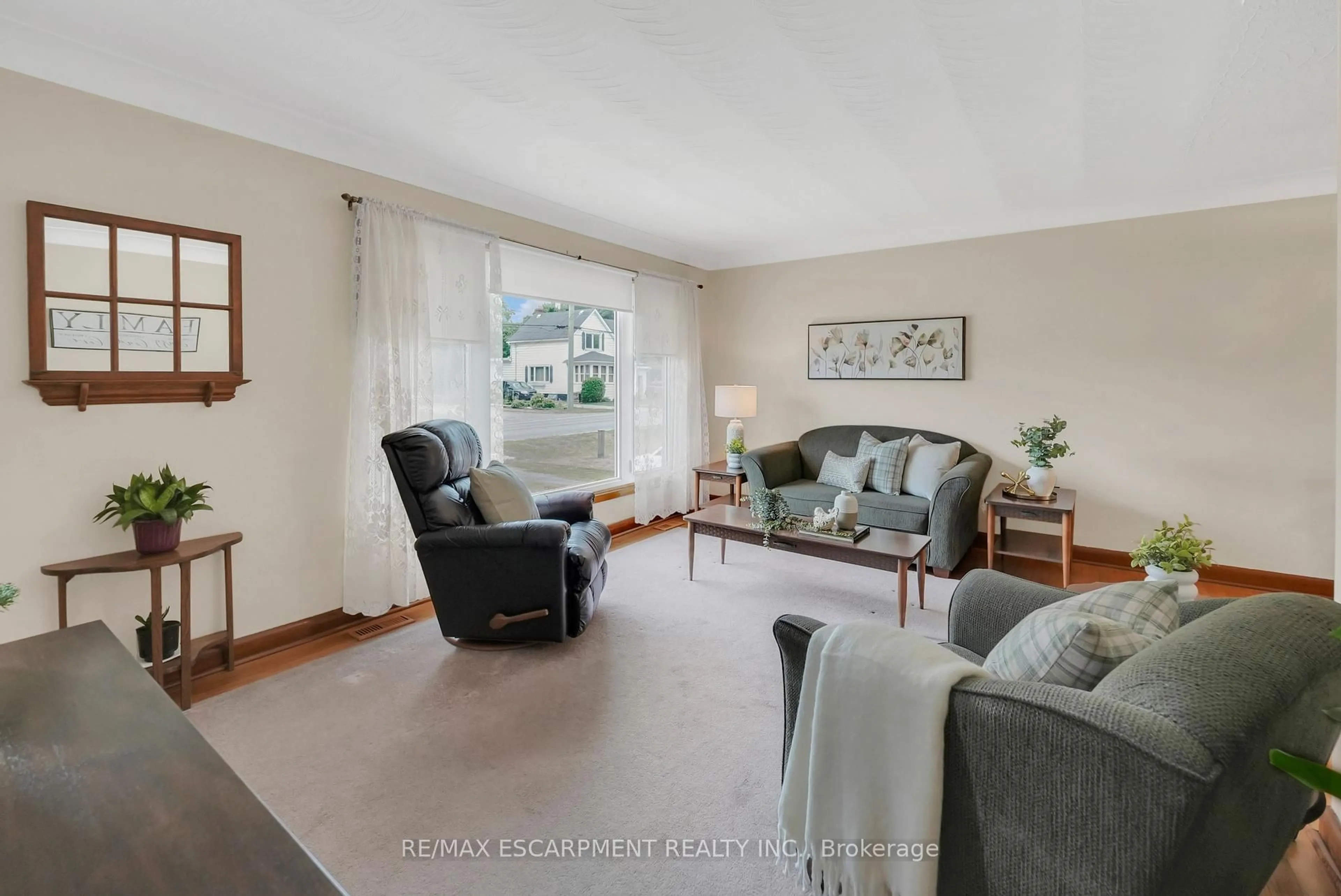 Living room with furniture, unknown for 11 Kelson Ave, Grimsby Ontario L3M 4C6