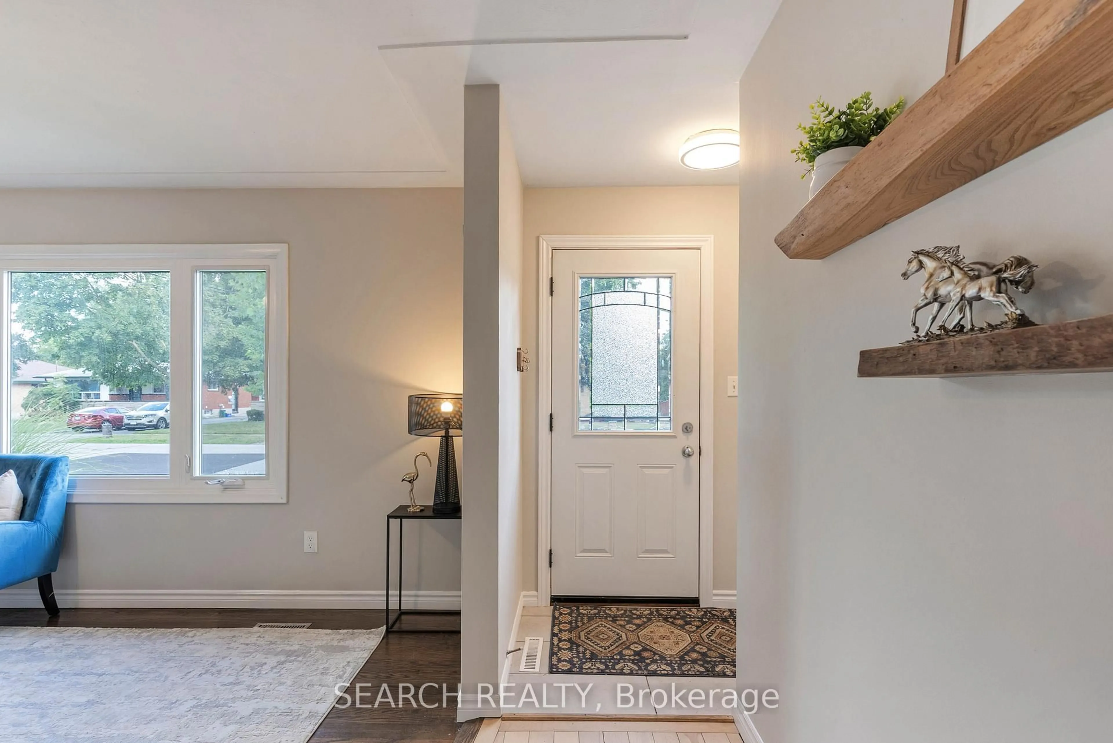 Indoor entryway for 82 Southmoor Dr, Kitchener Ontario N2M 4M7