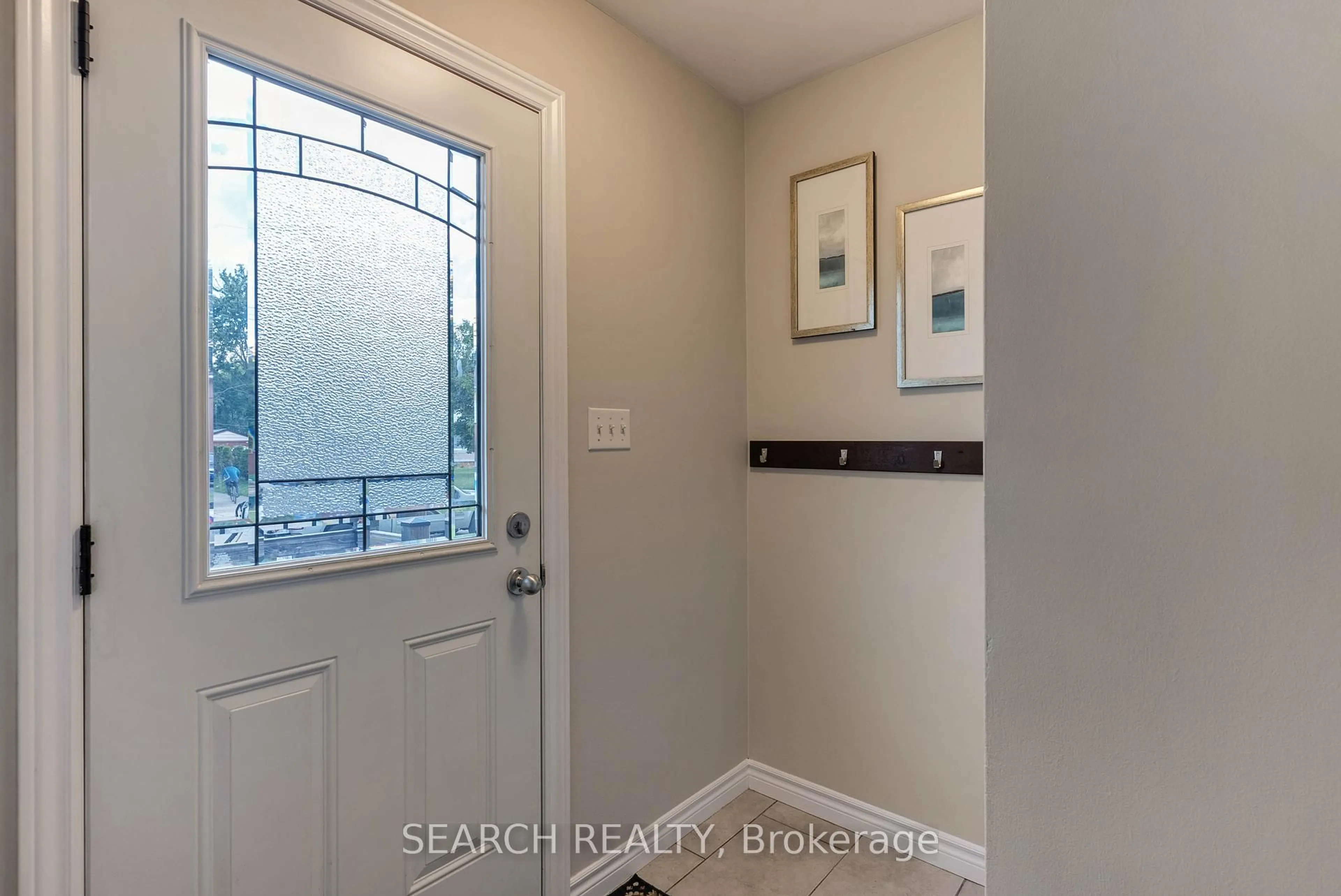 Indoor entryway for 82 Southmoor Dr, Kitchener Ontario N2M 4M7