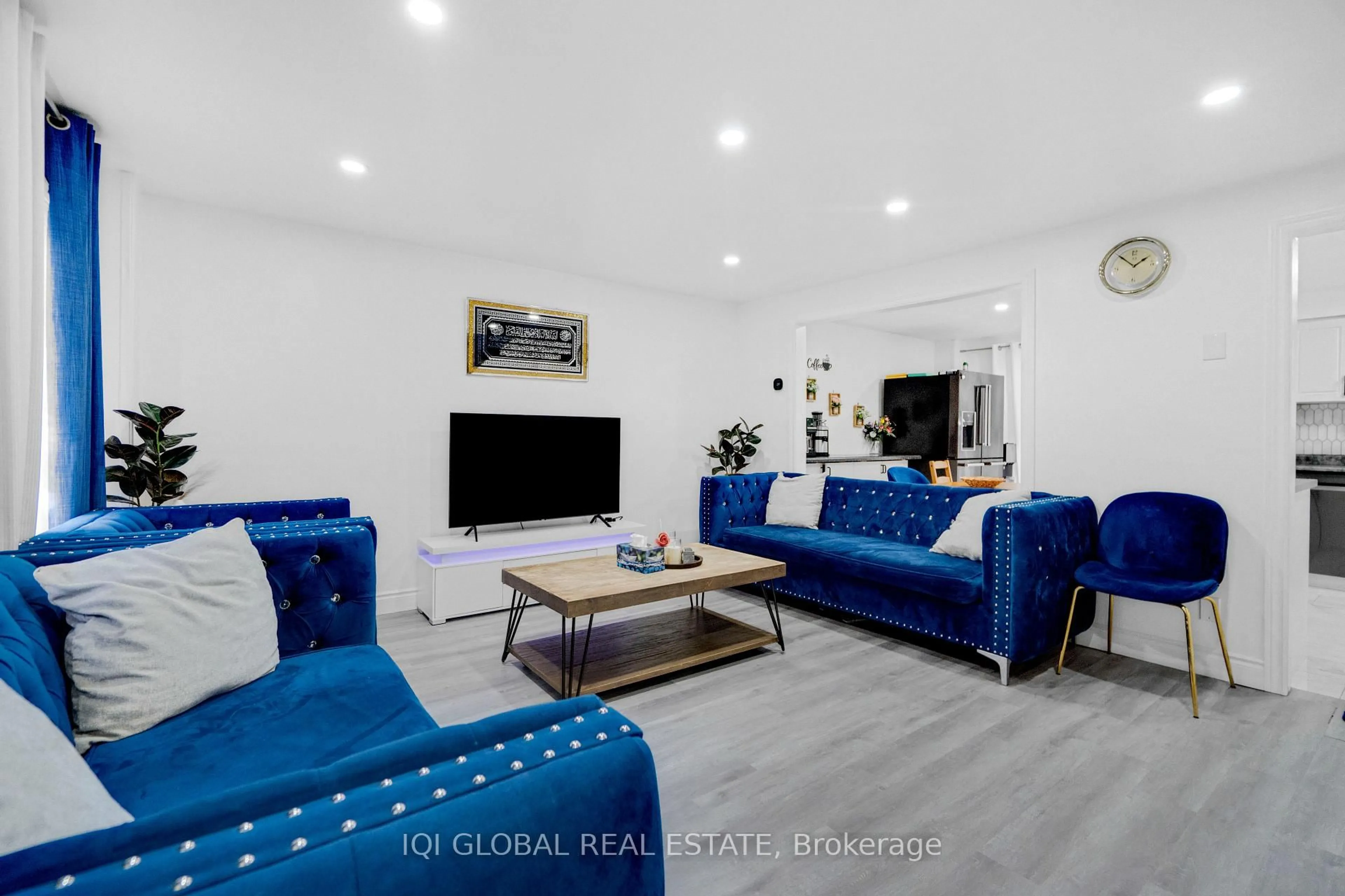 Living room with furniture, unknown for 539 Parkview Cres, Cambridge Ontario N3H 4Z9