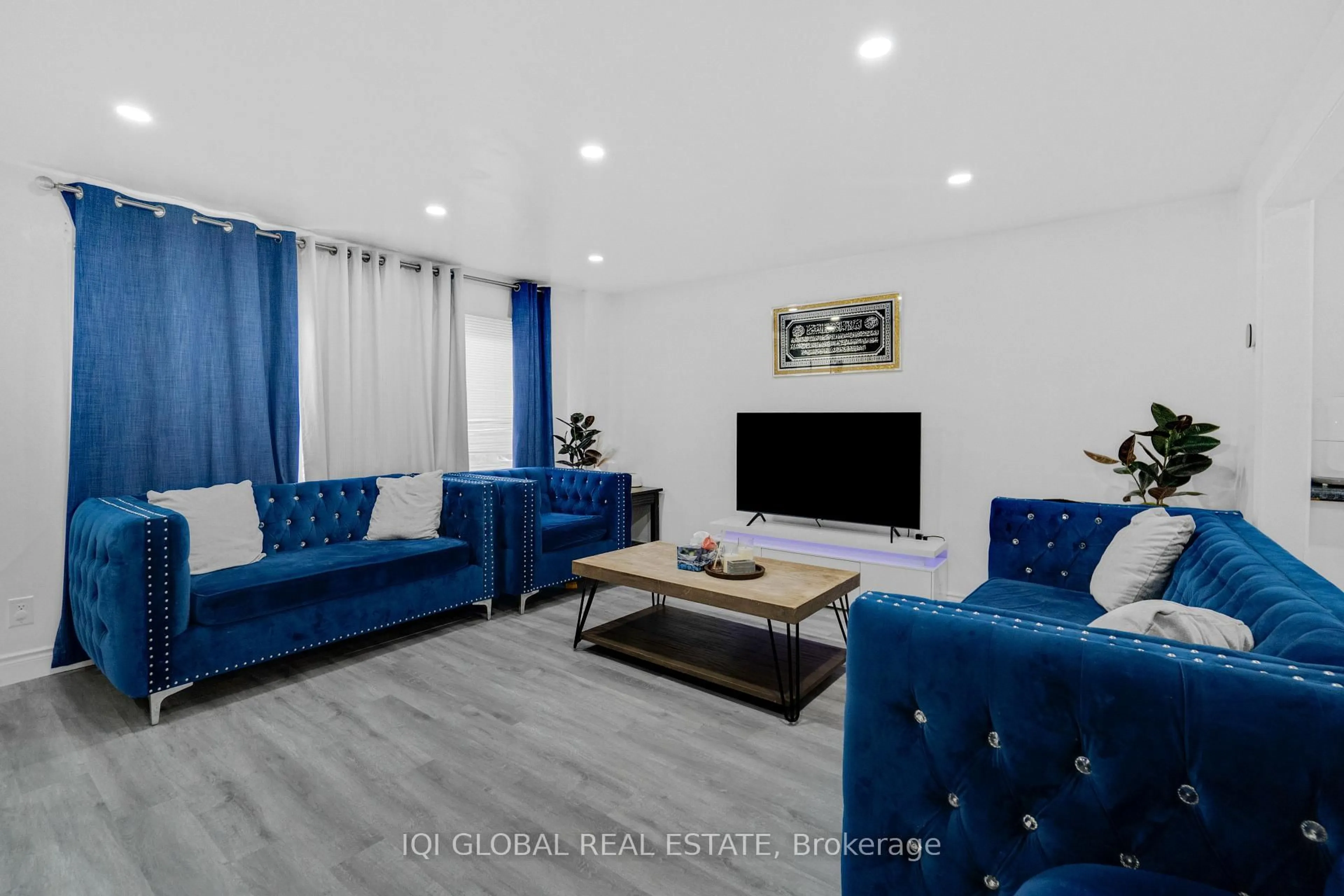 Living room with furniture, unknown for 539 Parkview Cres, Cambridge Ontario N3H 4Z9