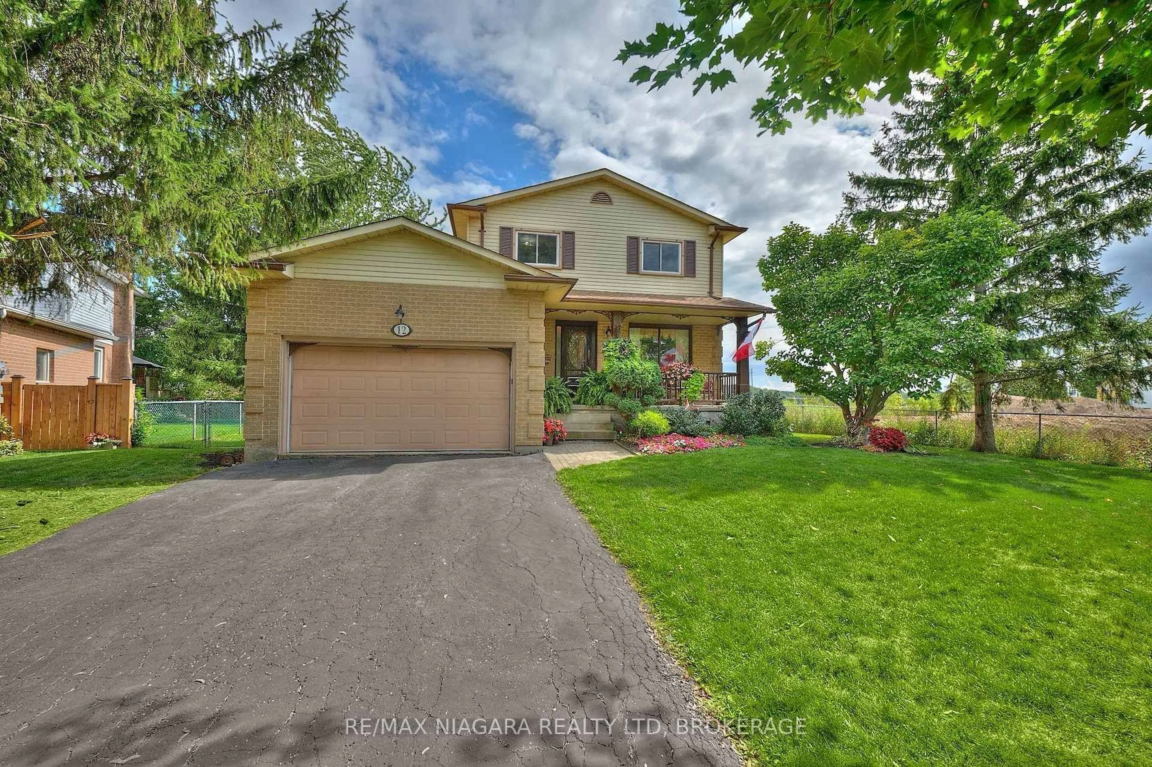 A pic from outside/outdoor area/front of a property/back of a property/a pic from drone, water/lake/river/ocean view for 12 Lampman Cres, Thorold Ontario L2V 4K7
