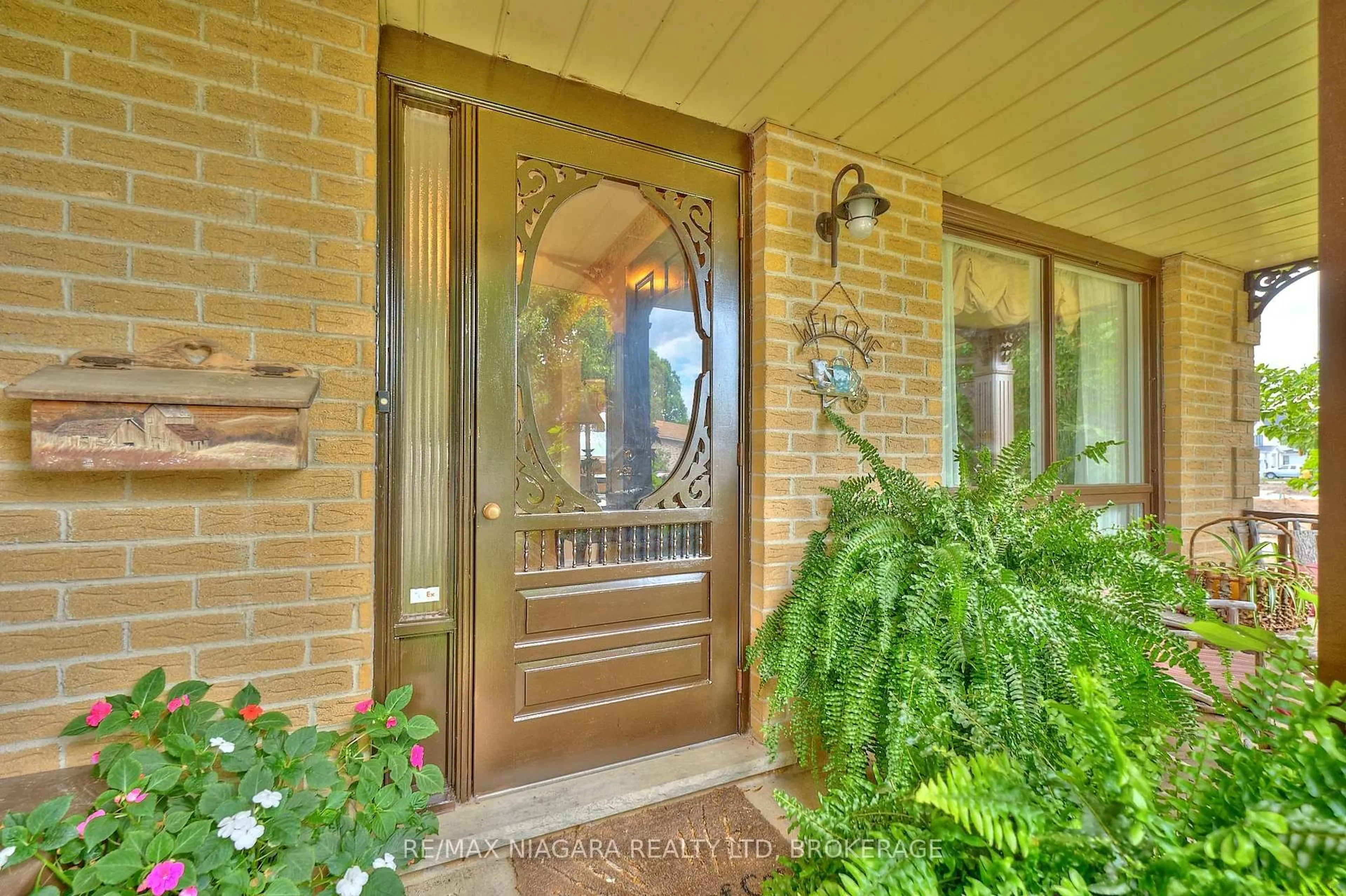 Indoor entryway for 12 Lampman Cres, Thorold Ontario L2V 4K7