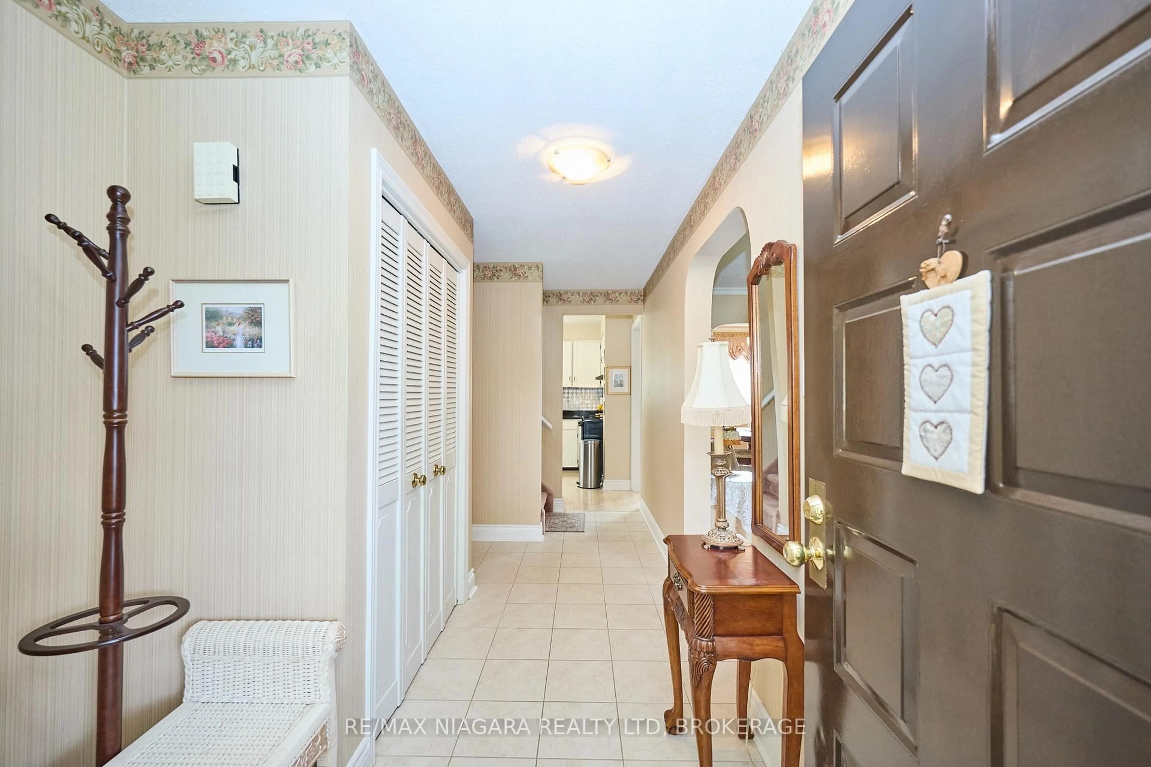 Indoor entryway for 12 Lampman Cres, Thorold Ontario L2V 4K7