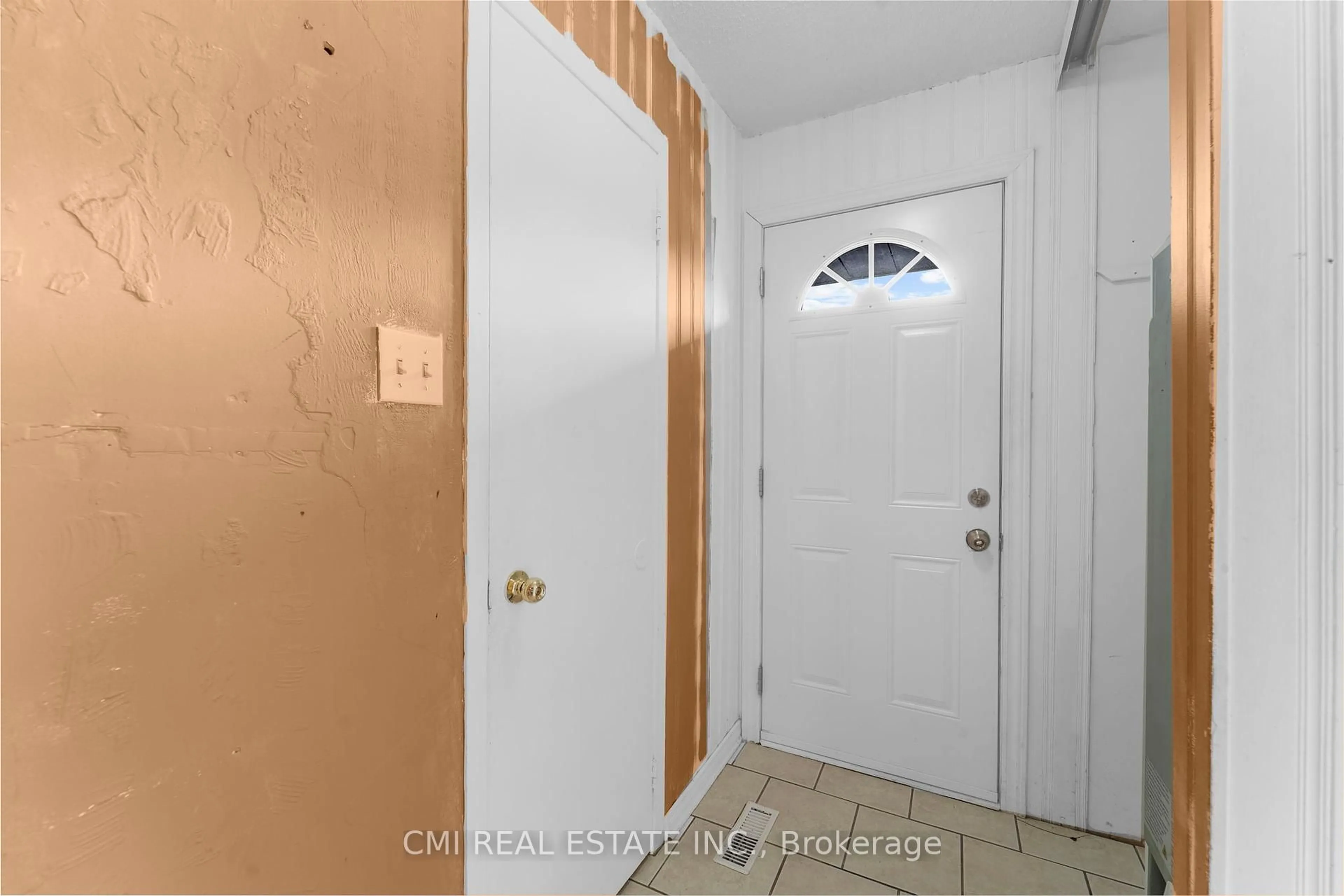 Indoor entryway for 2570 Southvale Cres #99, Ottawa Ontario K1B 5B7