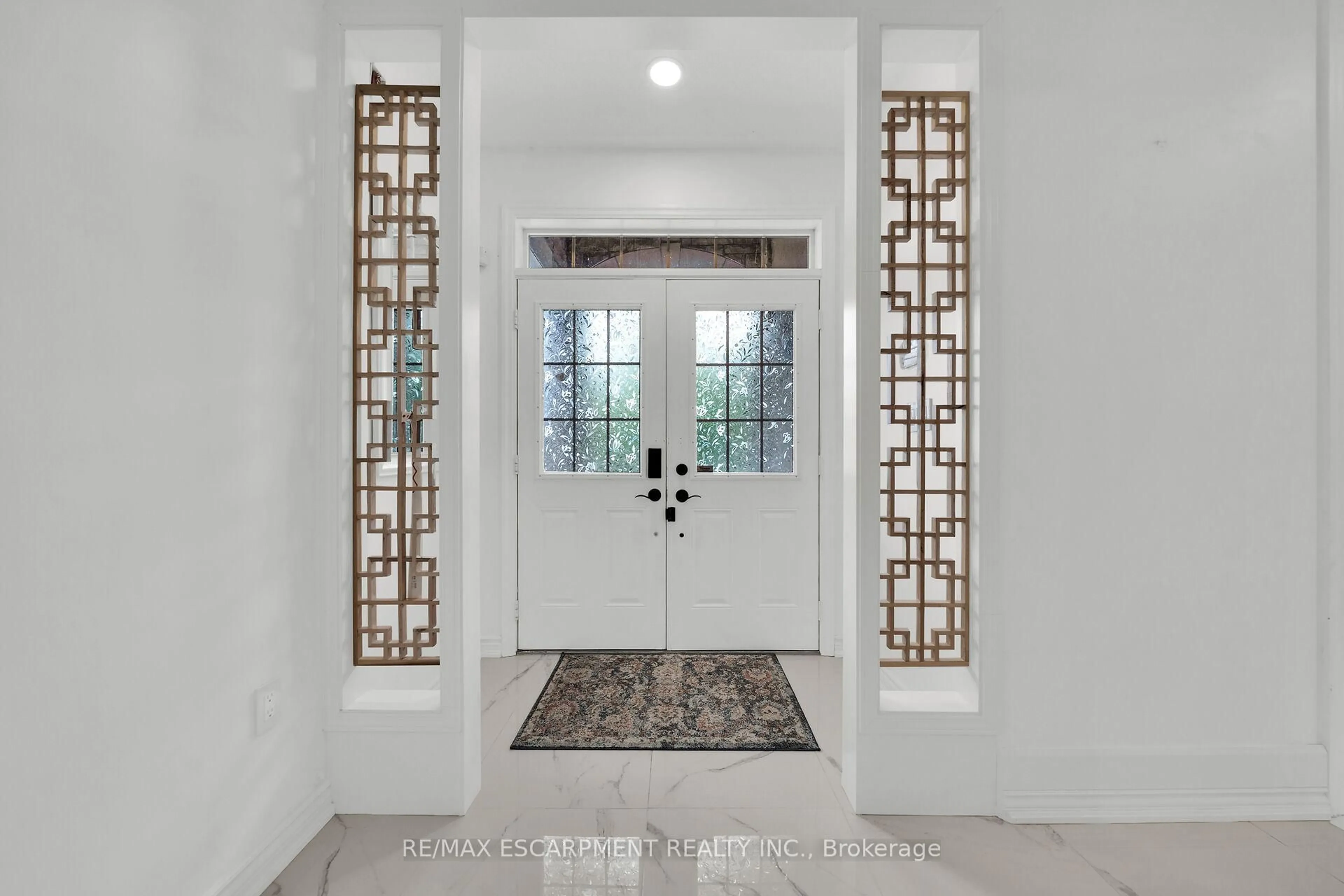 Indoor entryway for 48 Montreal Circ, Hamilton Ontario L8E 0E1