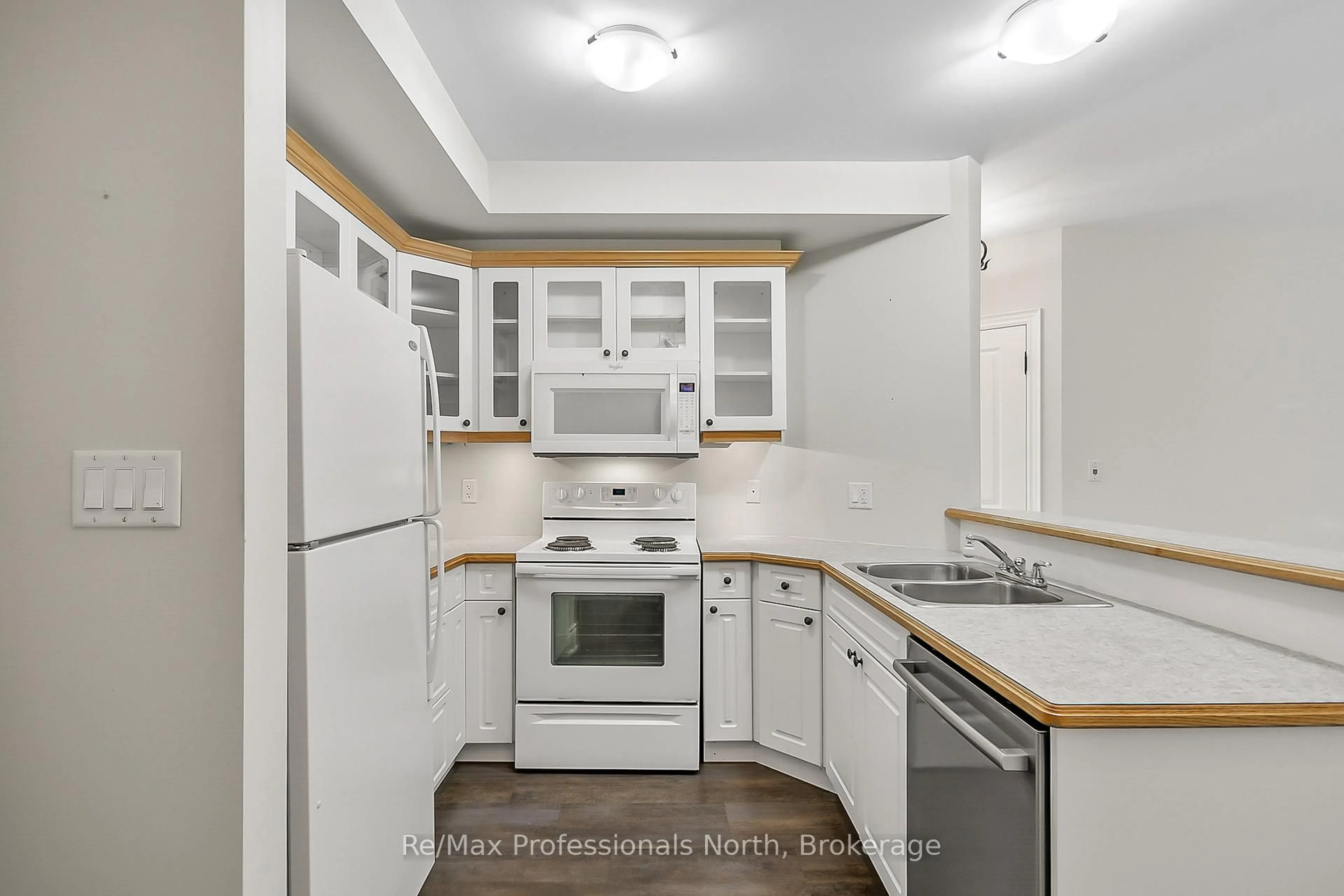 Standard kitchen, unknown for 391 JAMES St #108, Gravenhurst Ontario P1P 0A5
