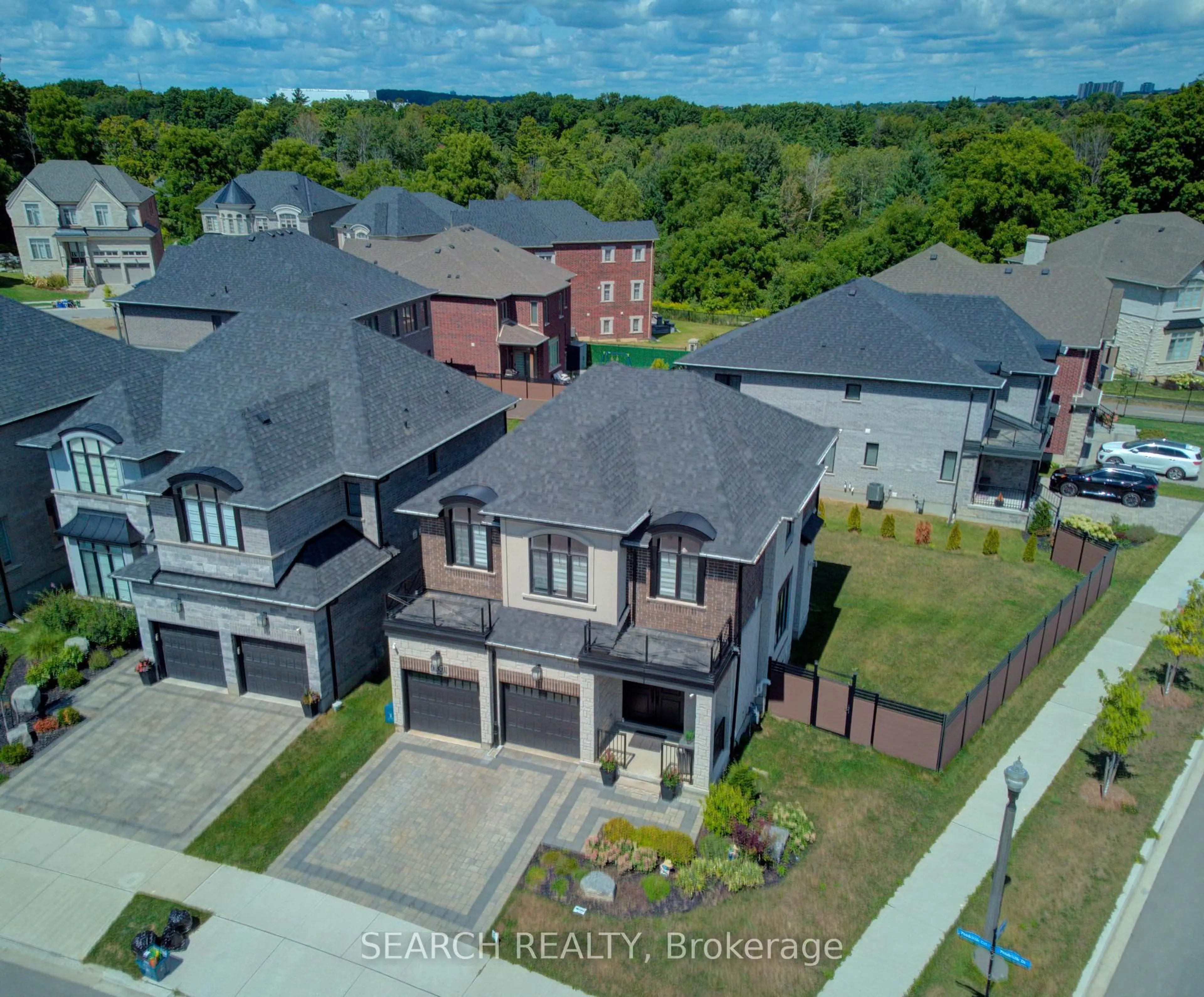 A pic from outside/outdoor area/front of a property/back of a property/a pic from drone, street for 900 Pondcliffe Crt, Kitchener Ontario N2R 0M4