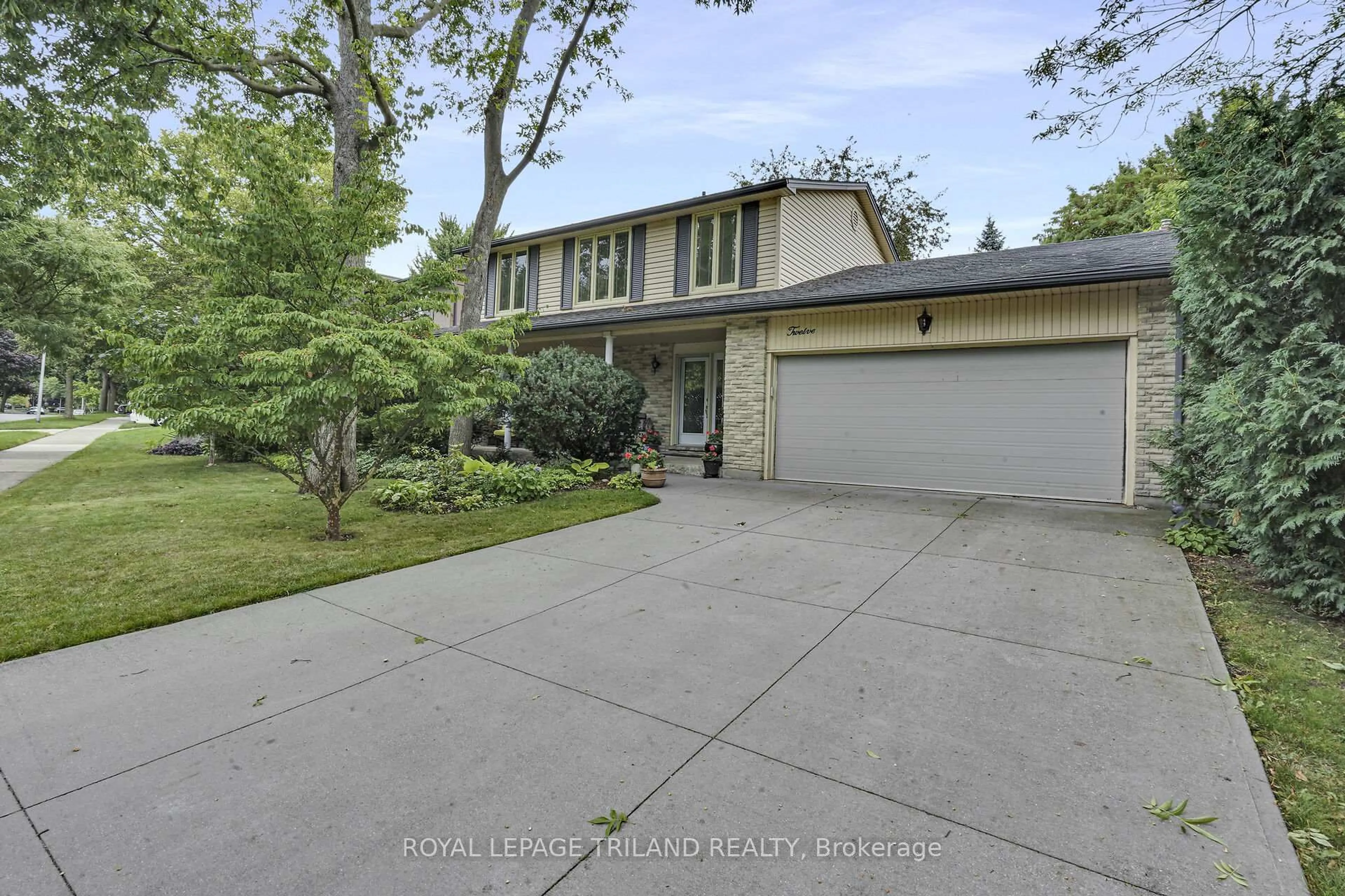 A pic from outside/outdoor area/front of a property/back of a property/a pic from drone, street for 12 Kinnear Cres, London South Ontario N6K 1V8
