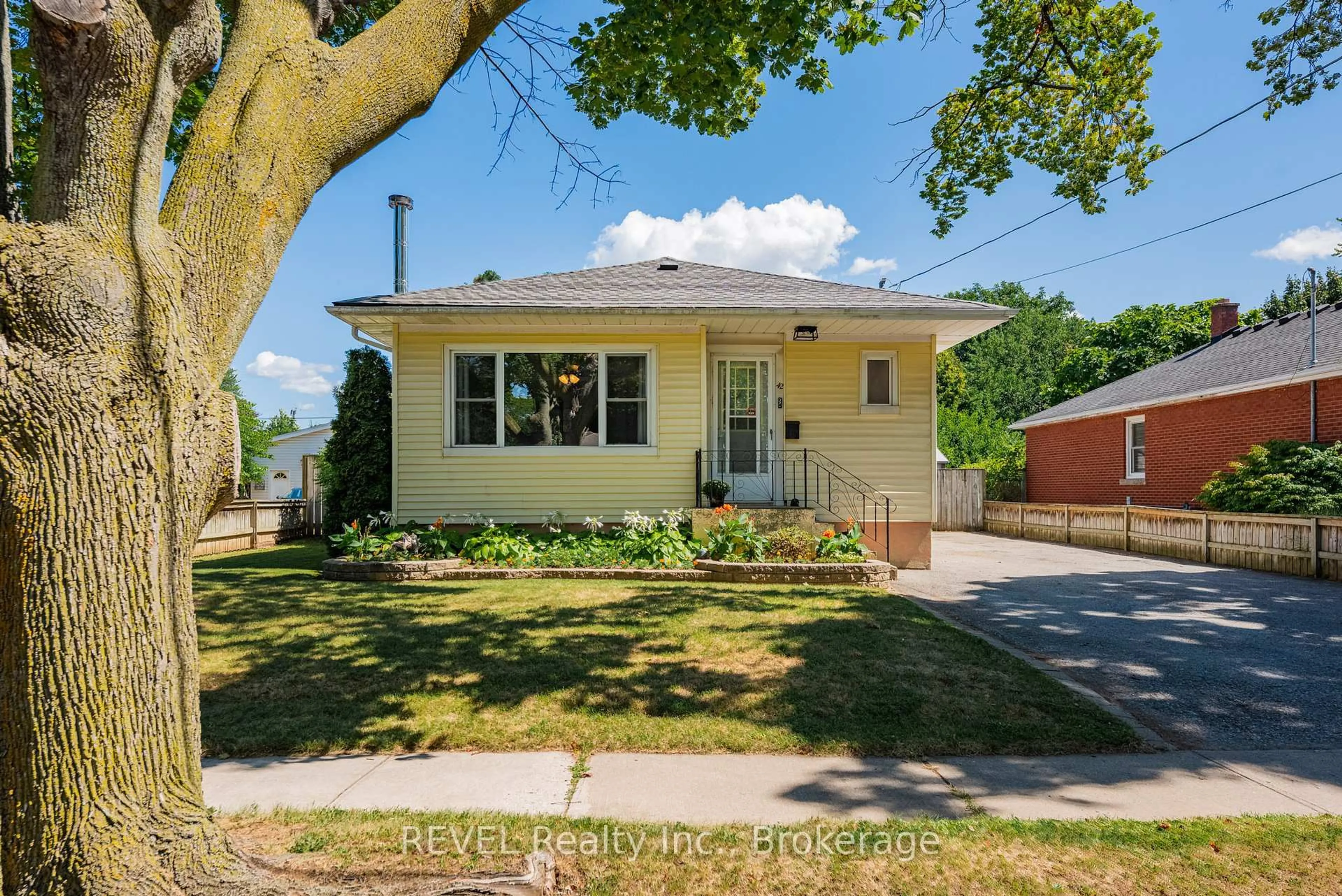 Unknown for 42 Dunkeld Ave, St. Catharines Ontario L2M 4A6