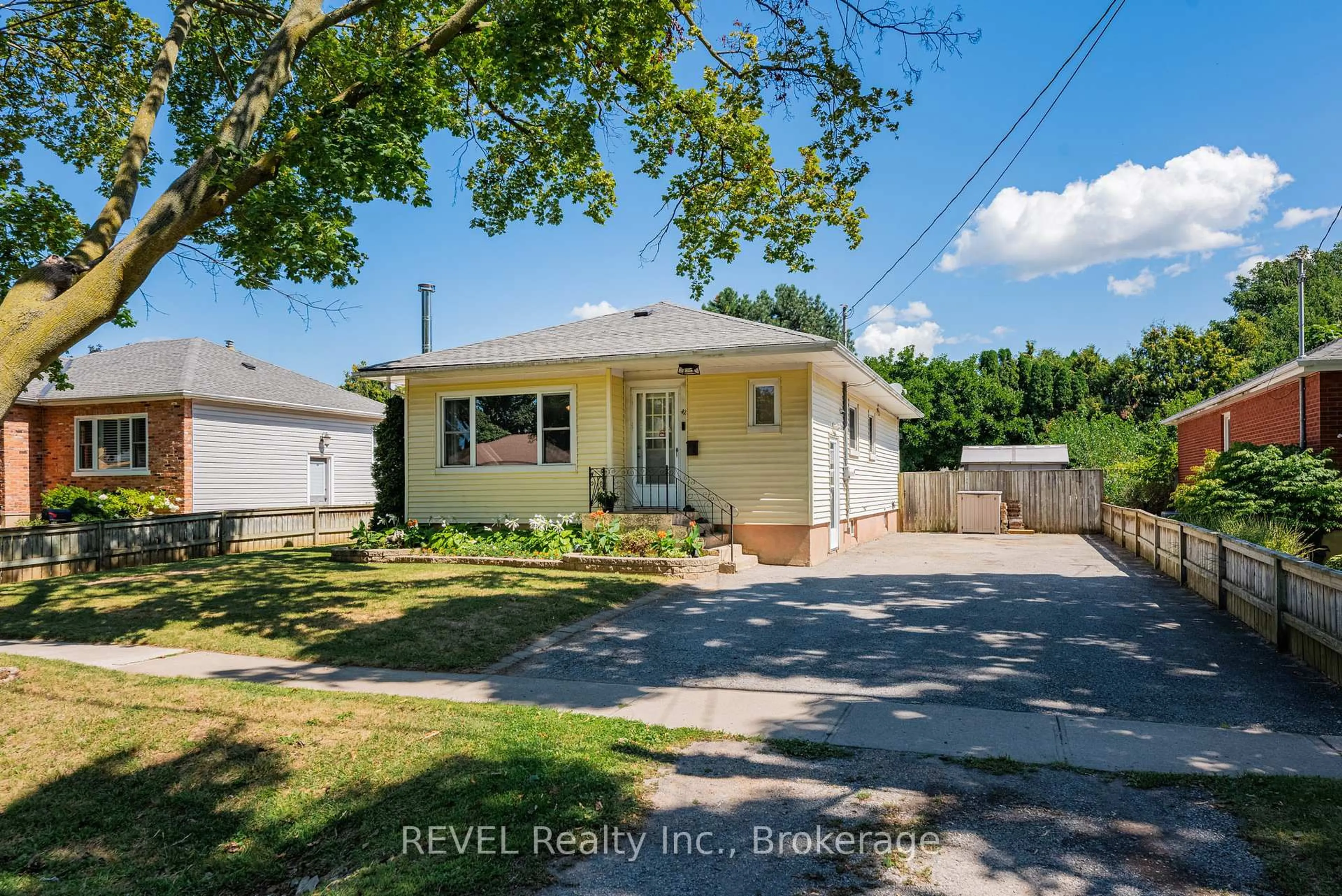 Home with vinyl exterior material, street for 42 Dunkeld Ave, St. Catharines Ontario L2M 4A6