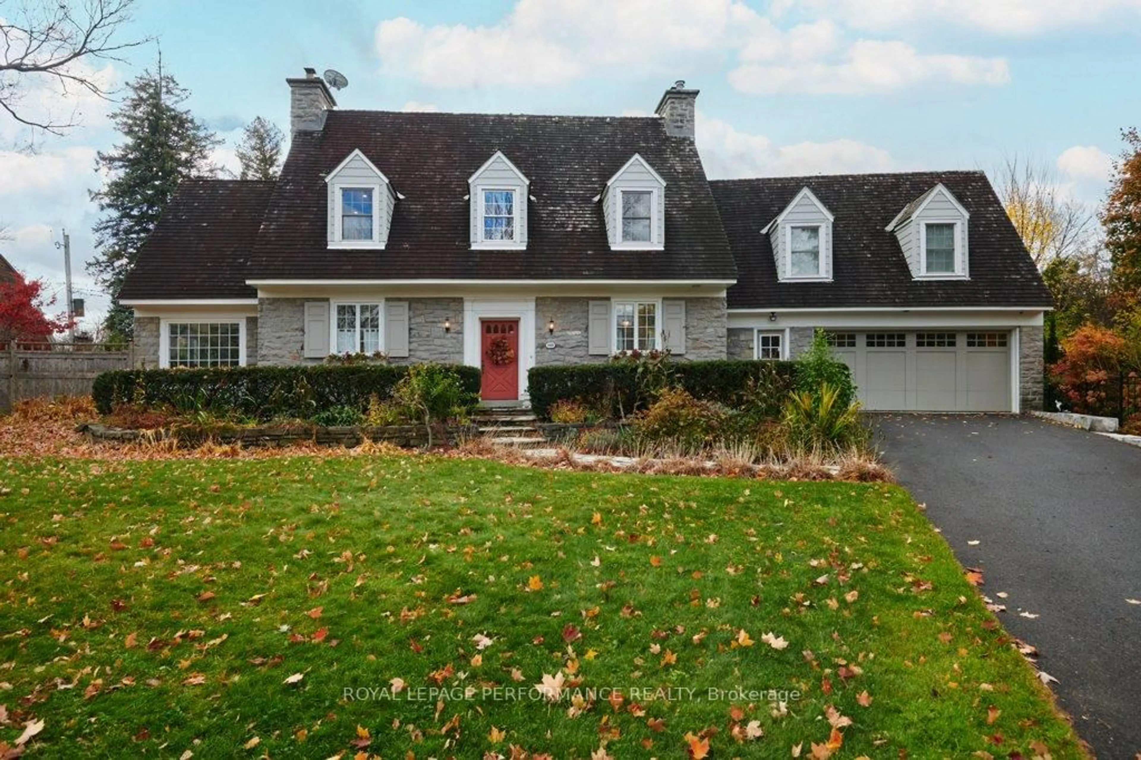 Home with vinyl exterior material, street for 550 Piccadilly Ave, Ottawa Ontario K1Y 0J1
