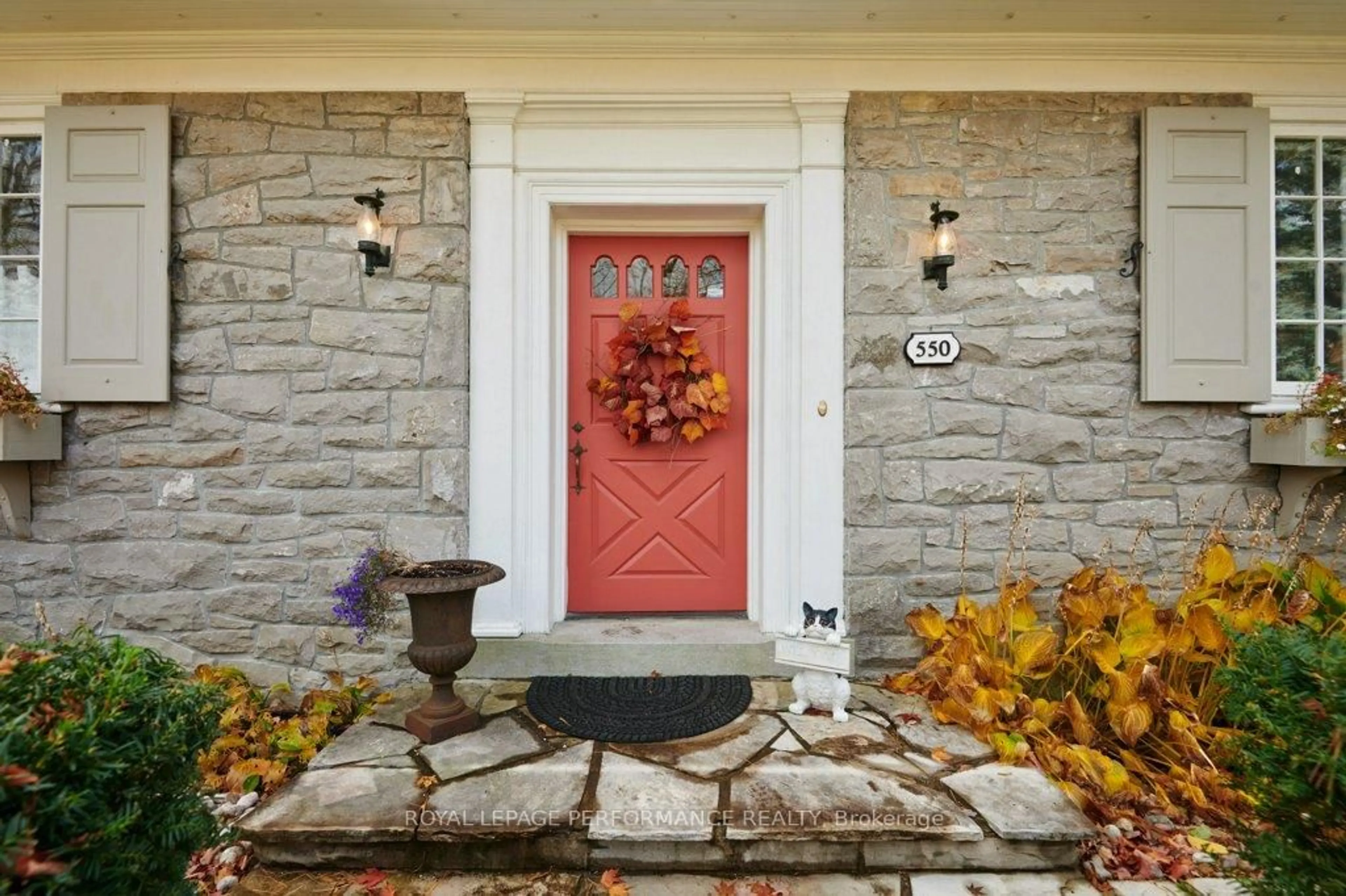 Indoor entryway for 550 Piccadilly Ave, Ottawa Ontario K1Y 0J1