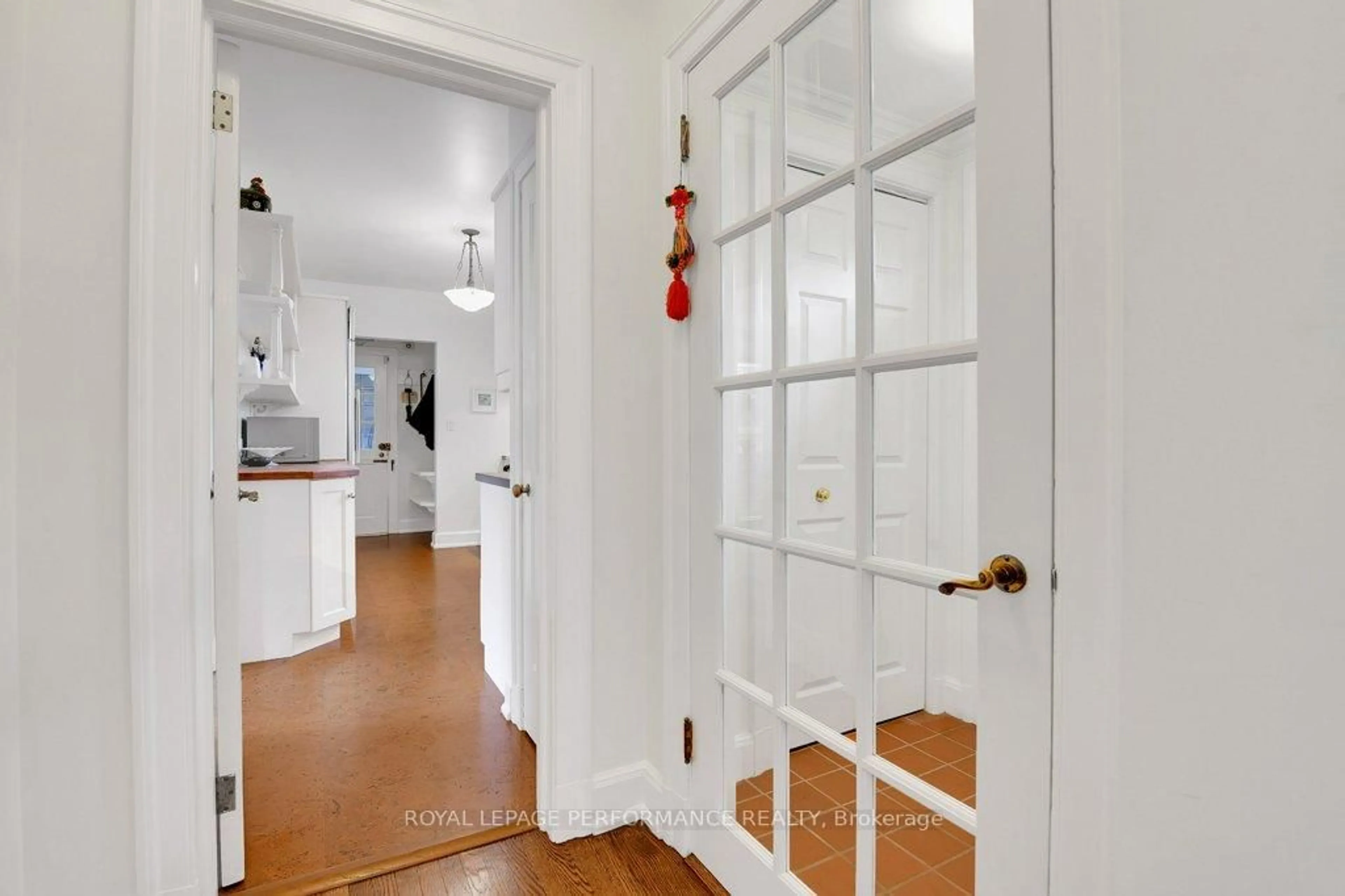 Indoor entryway for 550 Piccadilly Ave, Ottawa Ontario K1Y 0J1