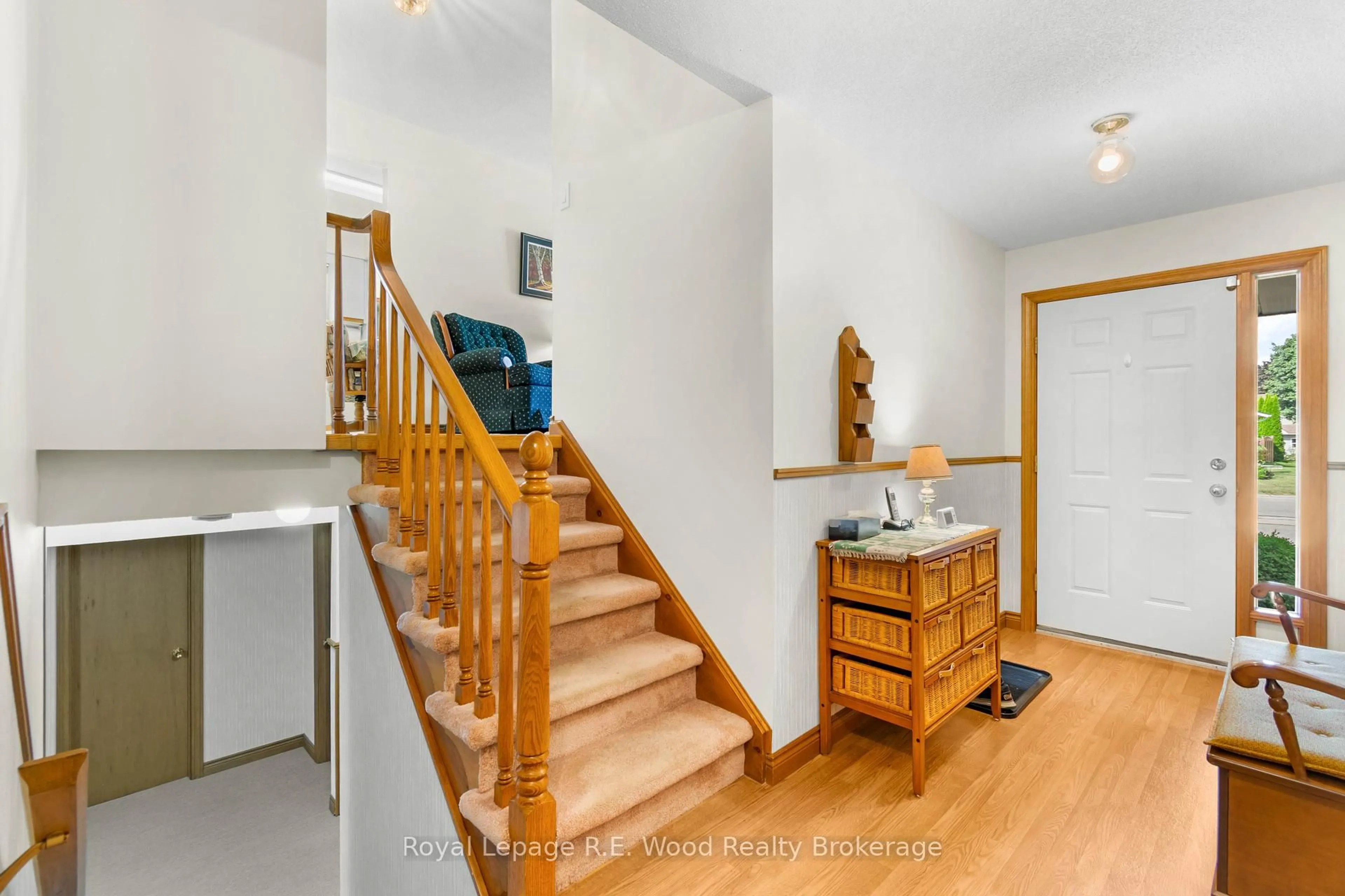 Indoor foyer for 38 Denrich Ave, Tillsonburg Ontario N4G 4W1