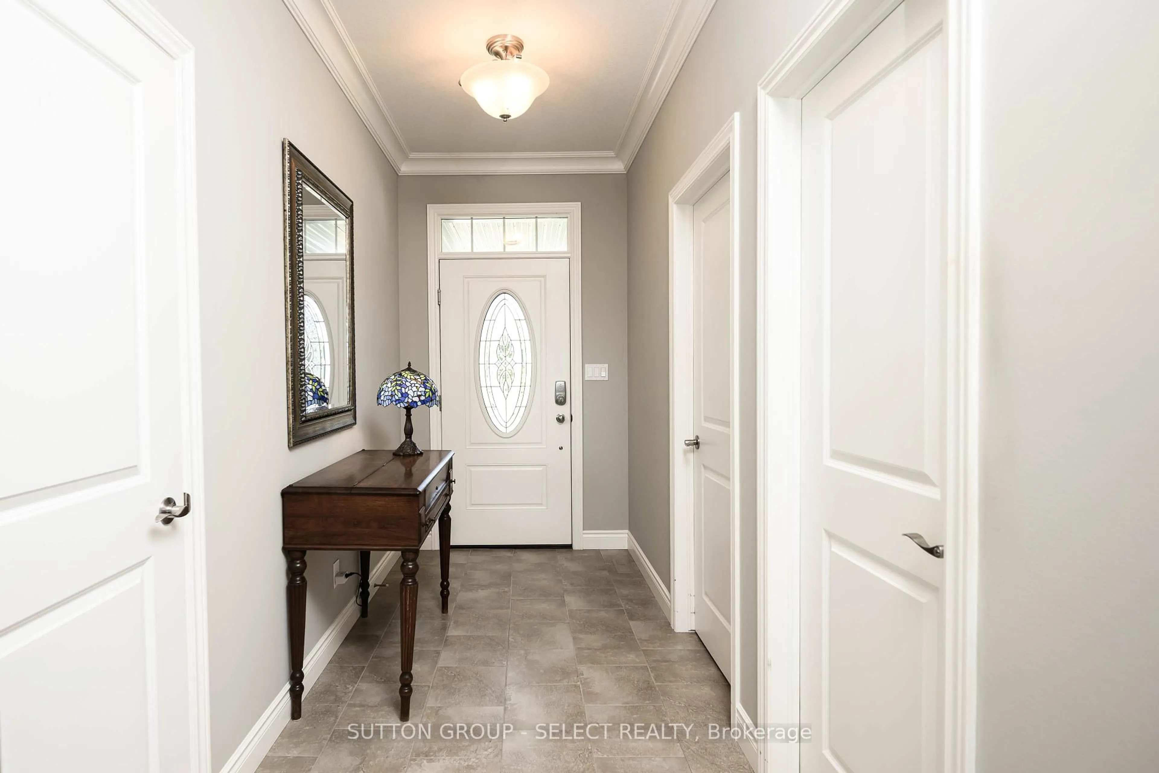 Indoor entryway for 4 Deerfield Crt, St. Thomas Ontario N5P 0B8