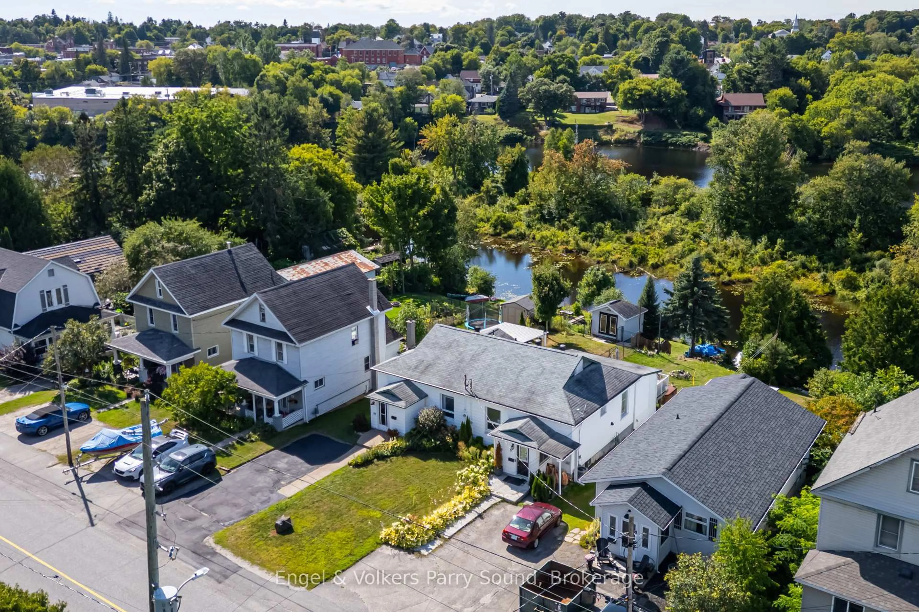 A pic from outside/outdoor area/front of a property/back of a property/a pic from drone, street for 54 River St, Parry Sound Ontario P2A 2T6