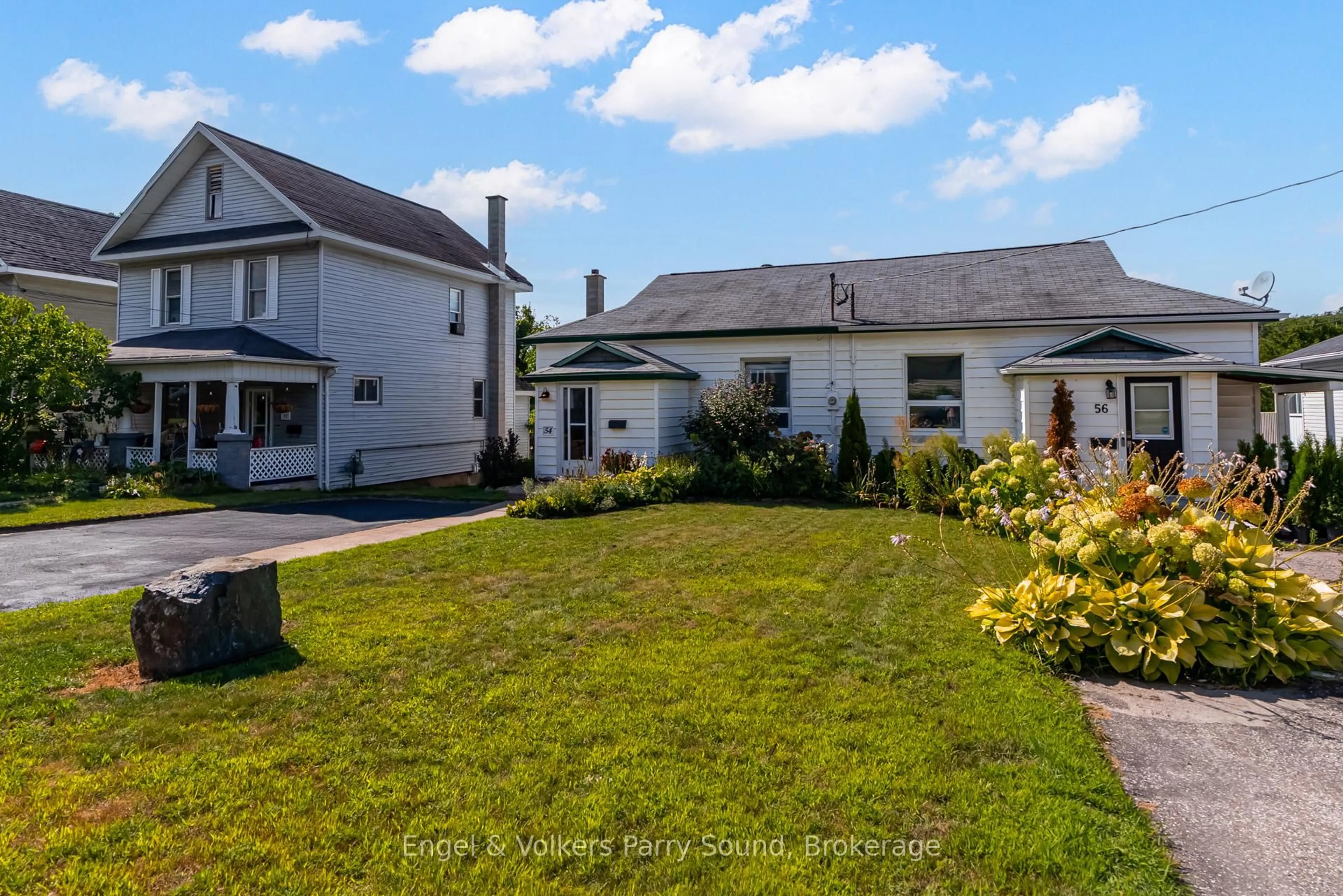 A pic from outside/outdoor area/front of a property/back of a property/a pic from drone, street for 54 River St, Parry Sound Ontario P2A 2T6