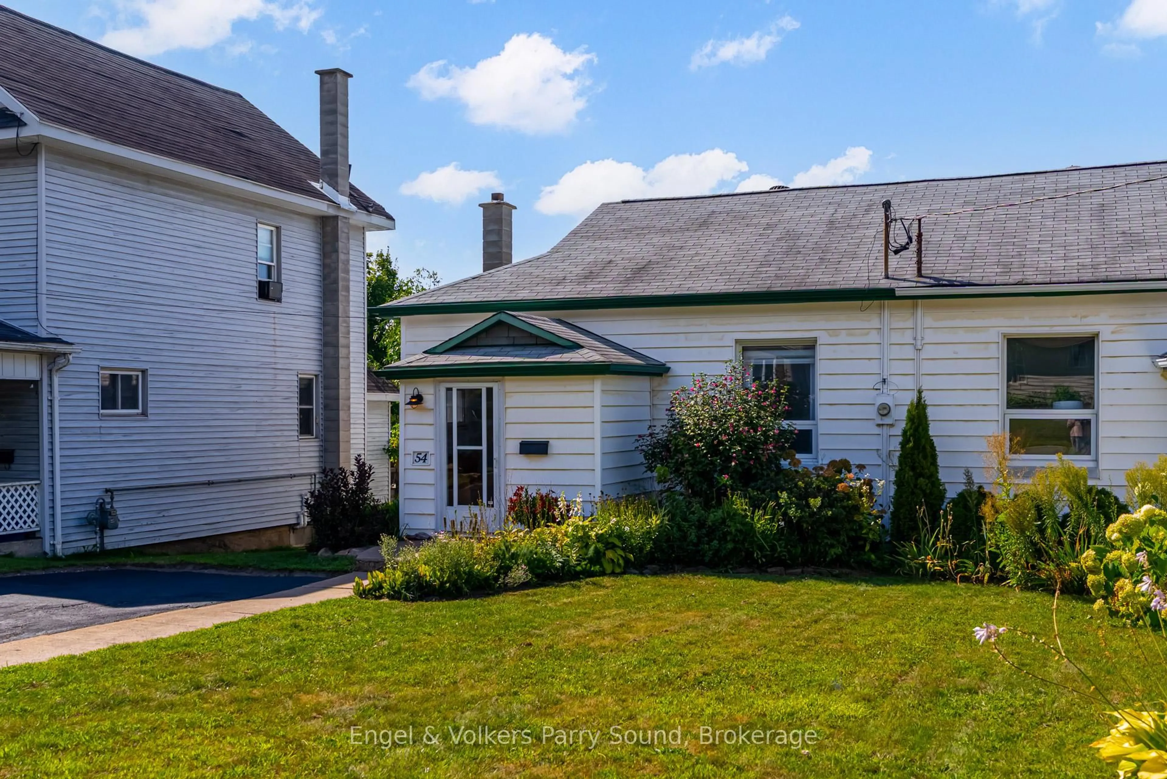 A pic from outside/outdoor area/front of a property/back of a property/a pic from drone, street for 54 River St, Parry Sound Ontario P2A 2T6