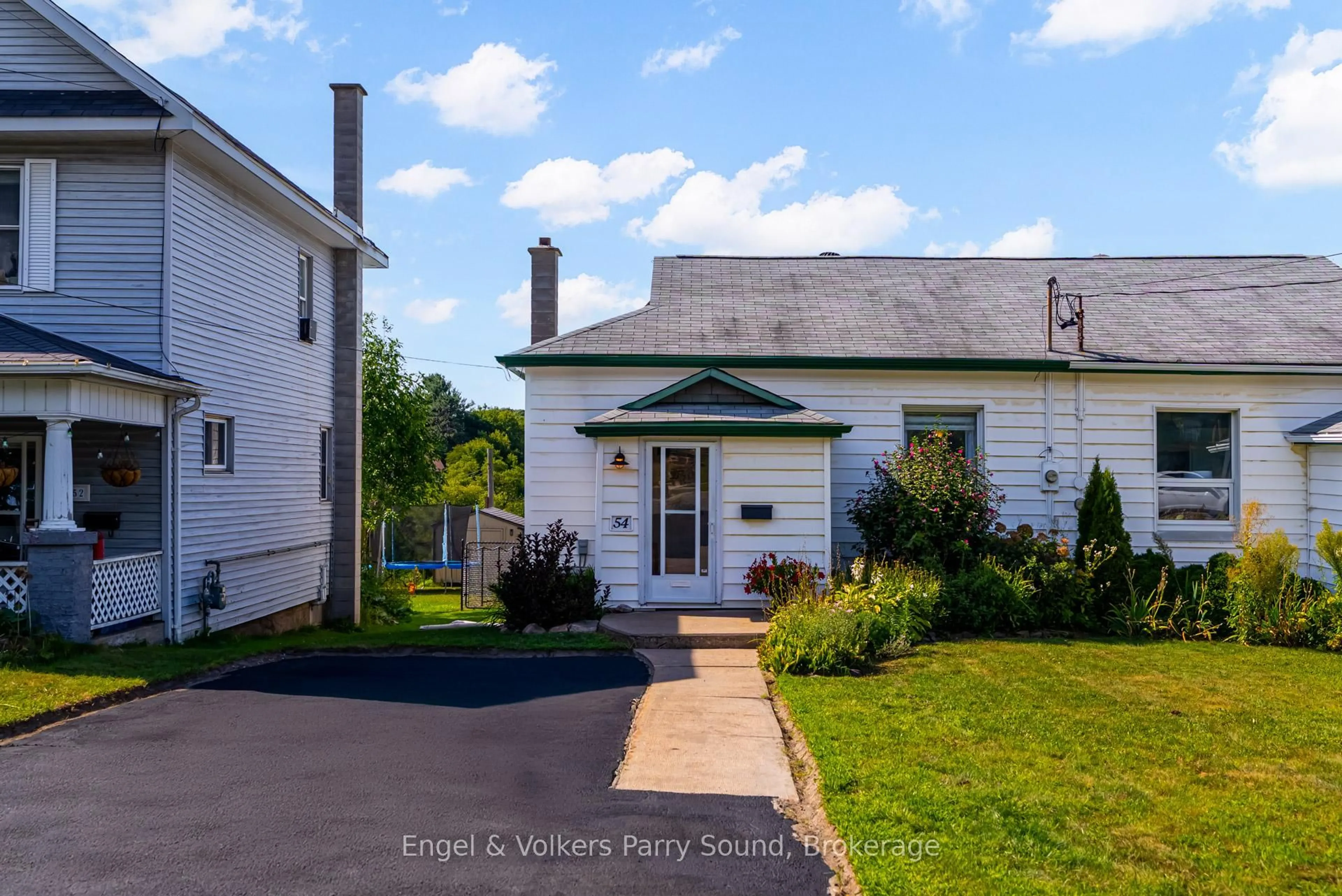 A pic from outside/outdoor area/front of a property/back of a property/a pic from drone, street for 54 River St, Parry Sound Ontario P2A 2T6