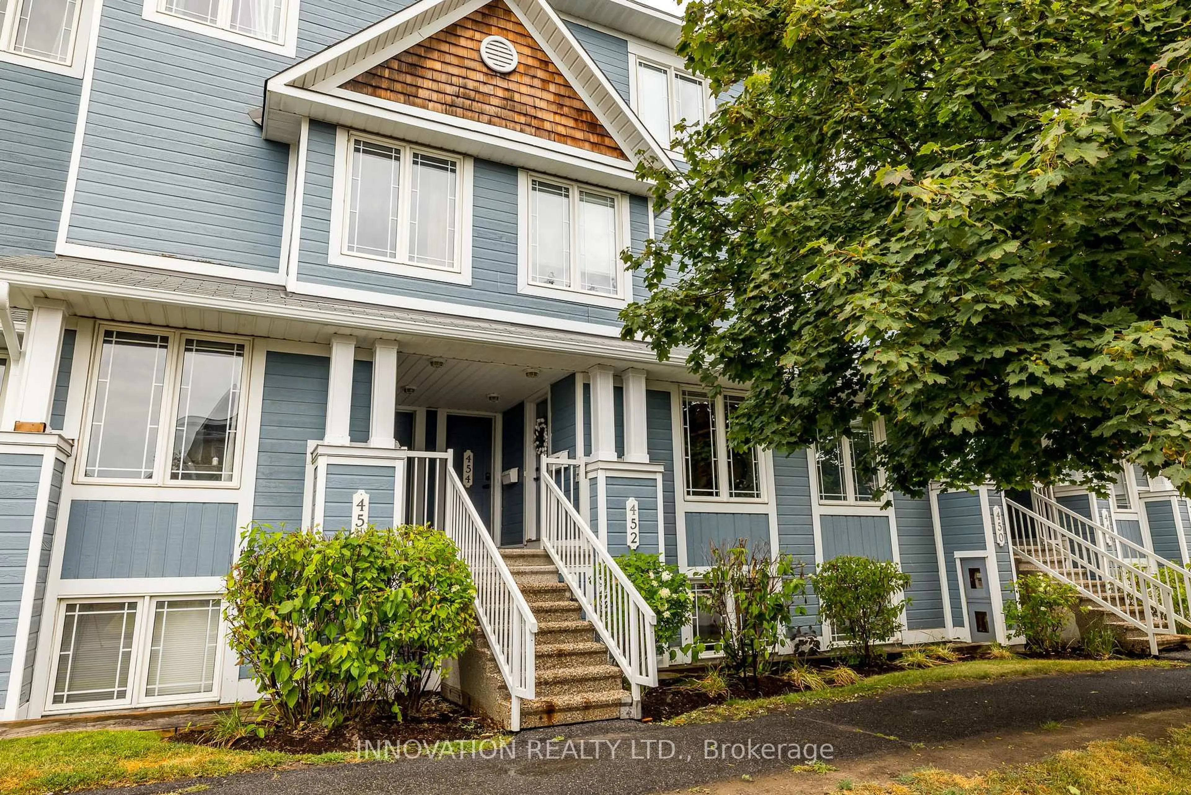 Home with vinyl exterior material, street for 452 Hillsboro Private, Ottawa Ontario K2M 3A7