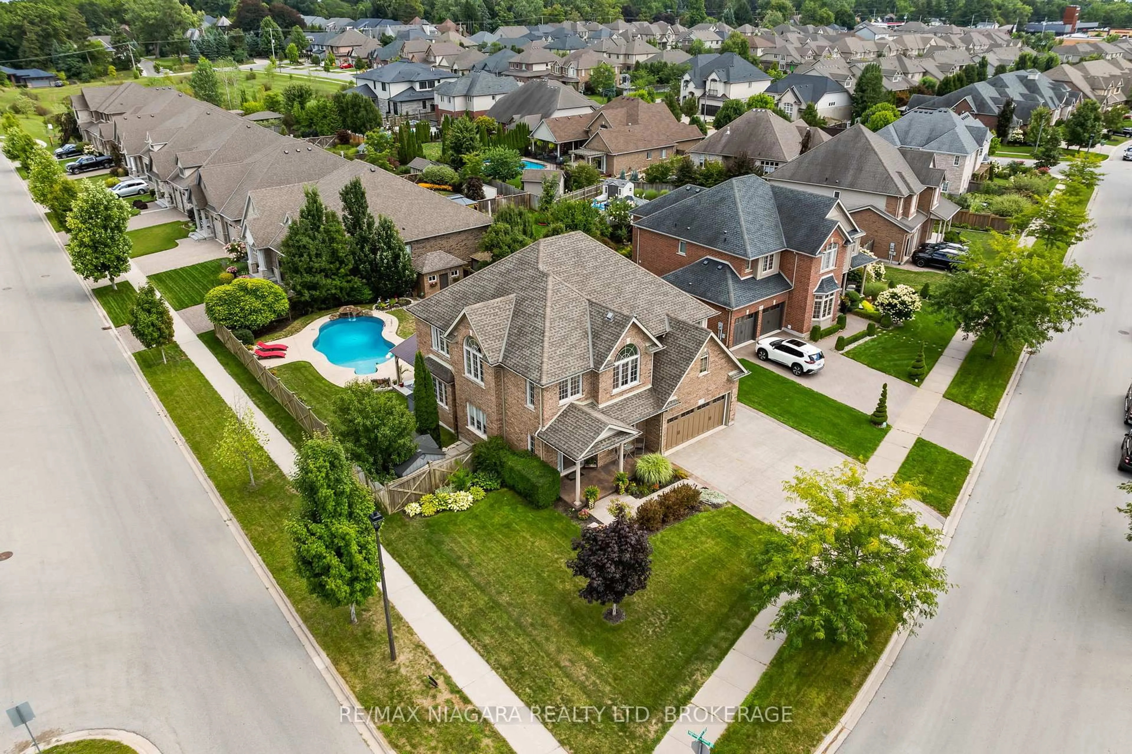 A pic from outside/outdoor area/front of a property/back of a property/a pic from drone, street for 37 Buckley Terr, Pelham Ontario L0S 1E5