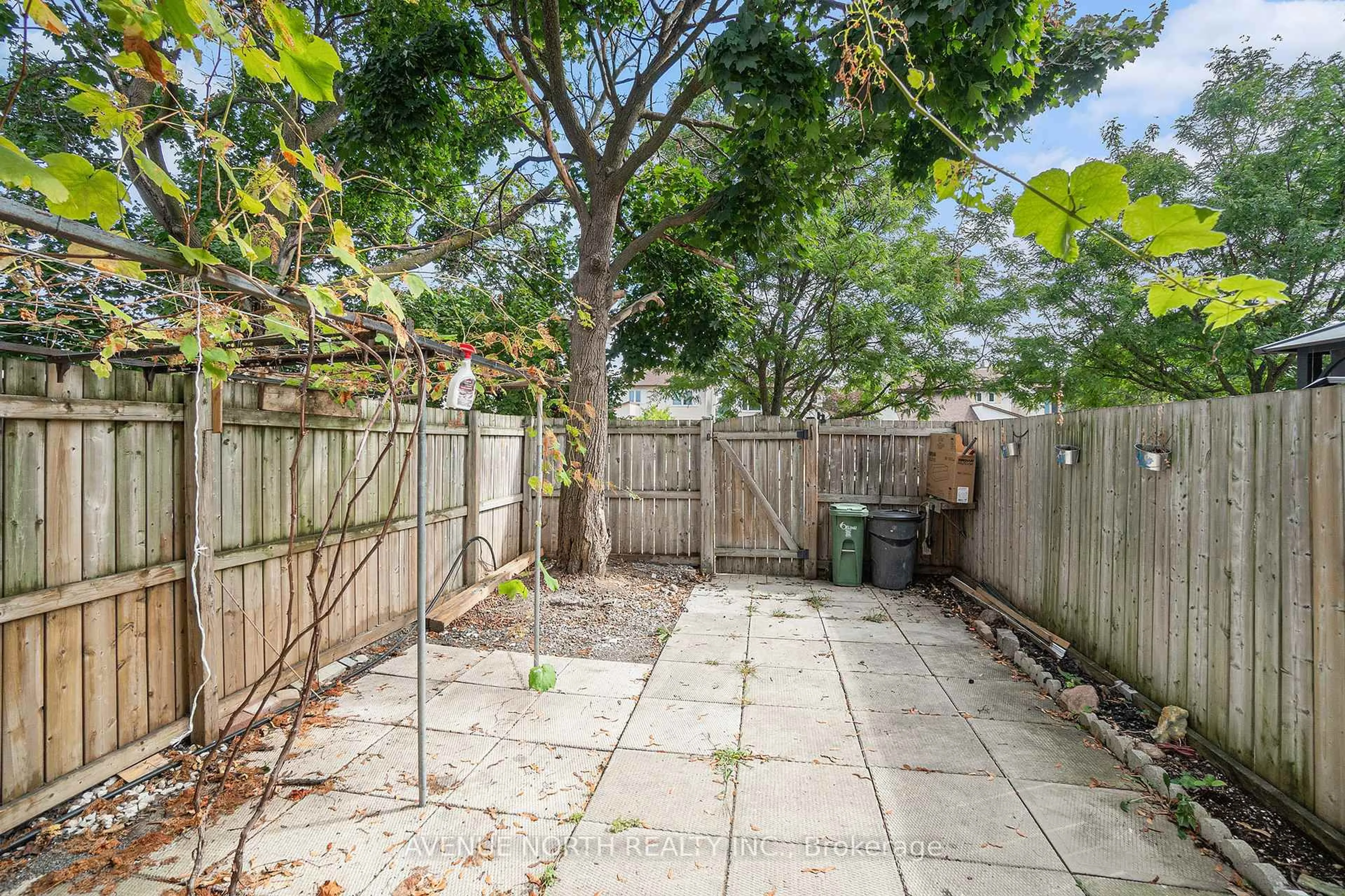 Patio, street for 1747 Dondale St, St, Ottawa Ontario K1B 5H7