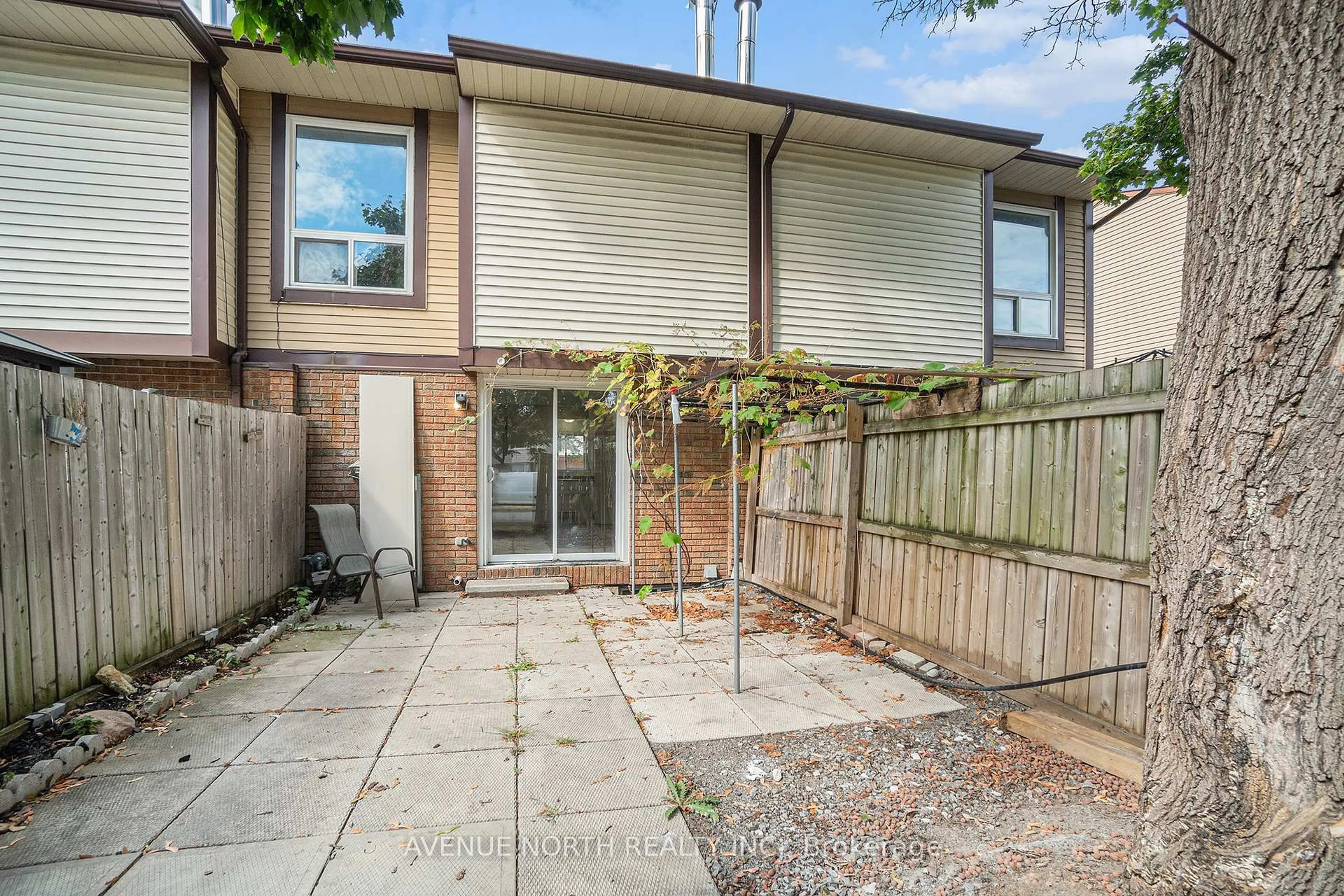 Patio, street for 1747 Dondale St, St, Ottawa Ontario K1B 5H7