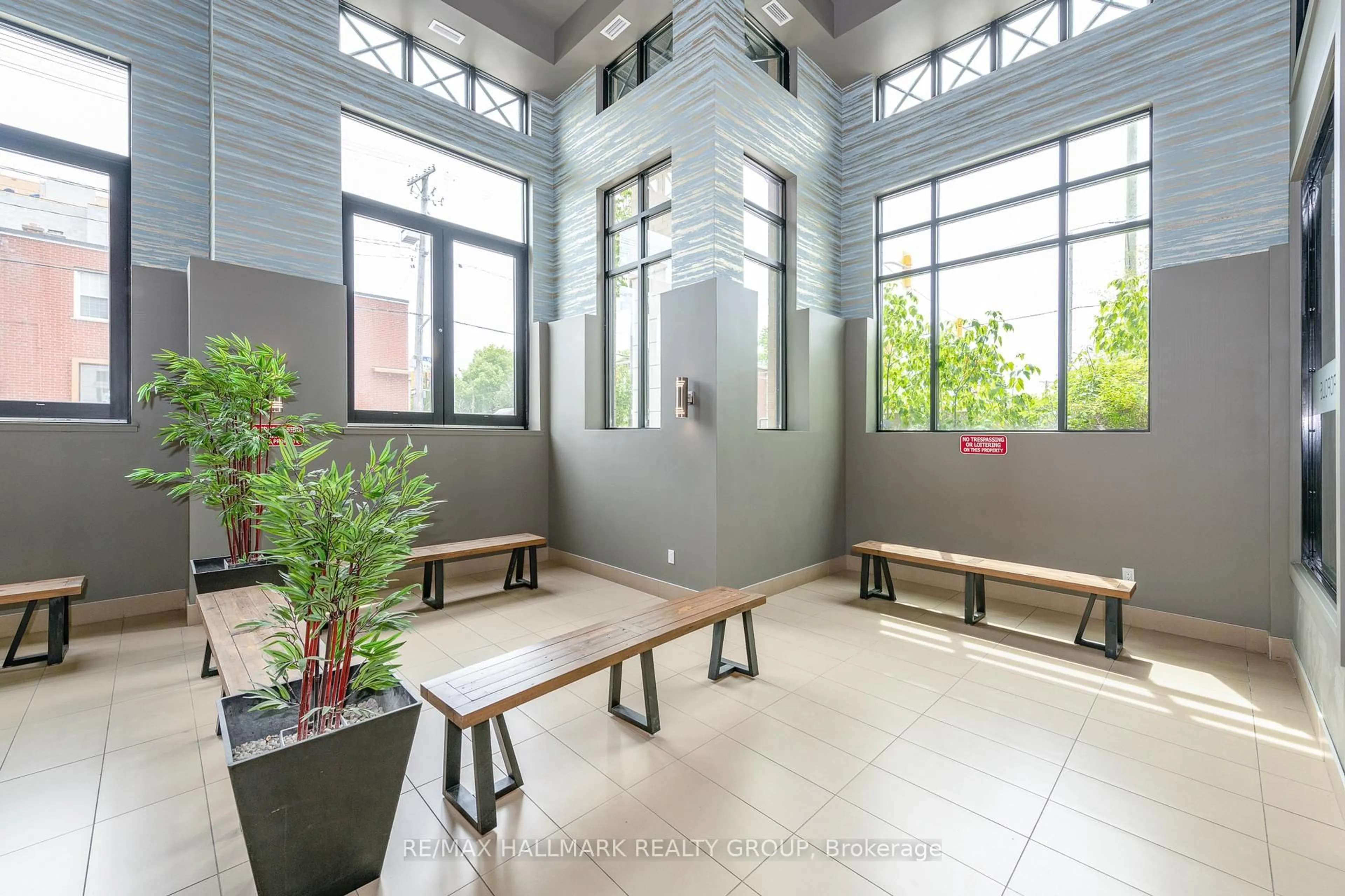 Indoor foyer for 429 Kent St #103, Ottawa Ontario K2P 1B5