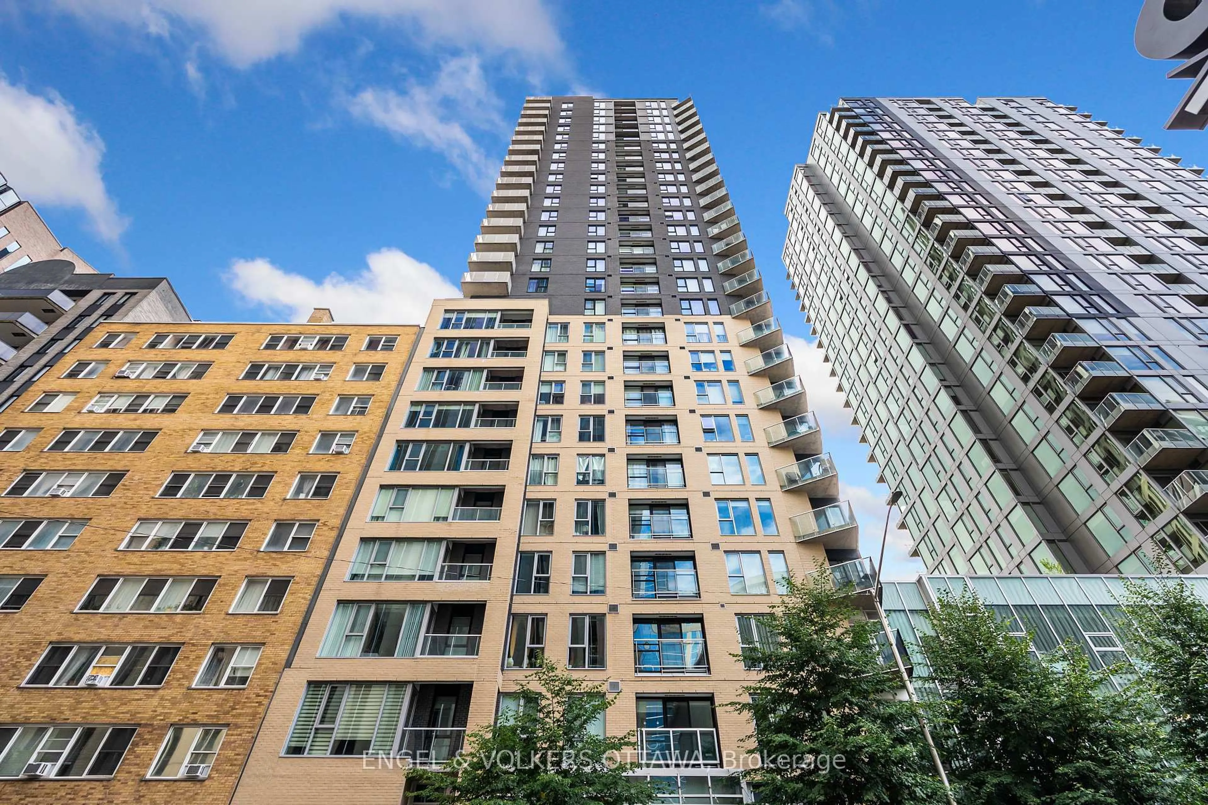 A pic from outside/outdoor area/front of a property/back of a property/a pic from drone, city buildings view from balcony for 40 Nepean St #907, Ottawa Ontario K2P 0X5